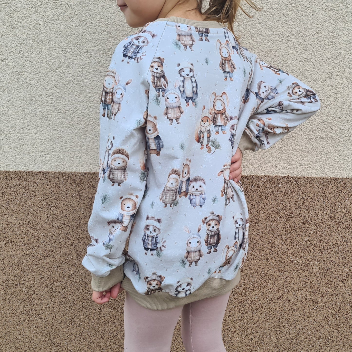 Mikina s raglanovými rukávmi- zvieratká v zimných bundách
