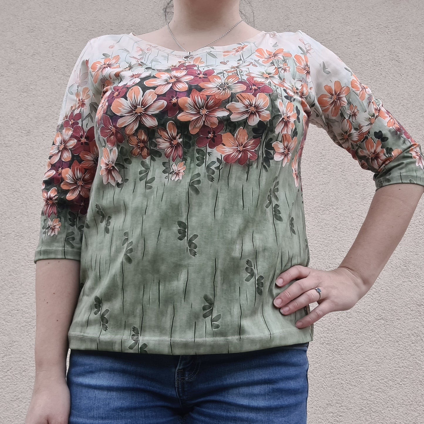 dámske handmade tričko s trojštvťovými rukávmi a vzorom kvetov na zelenom podklade, foto na postave