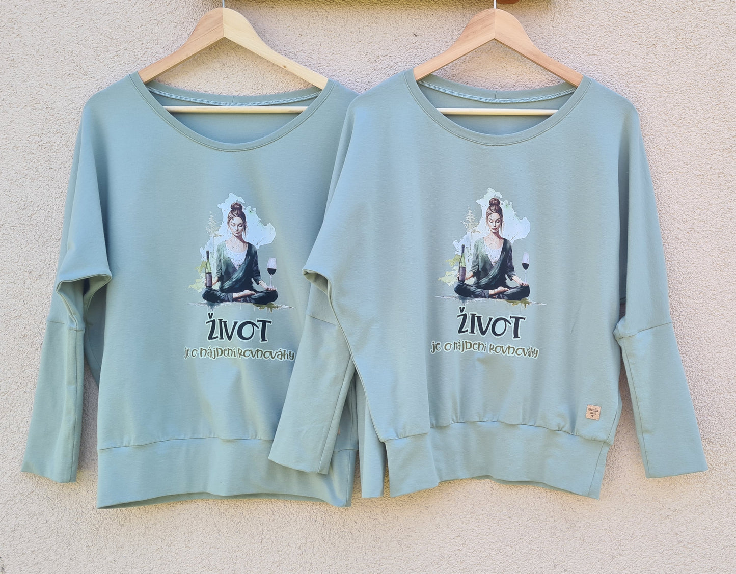 dámske tričko s netopierými rukávmi, s nápisom život je o nájdení rovnováhy, farba šalviová, foto na vešiaku