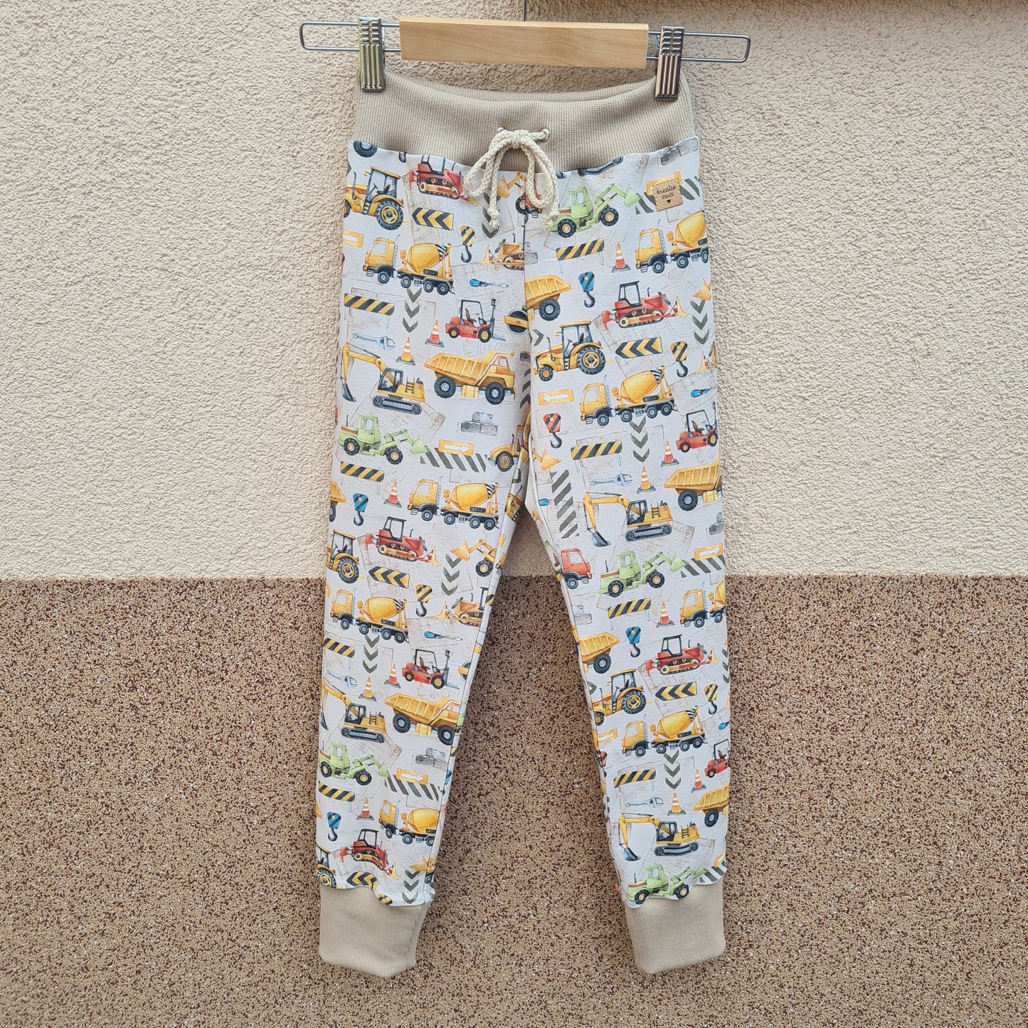 detské tepláky stavené stroje, foto na vešiaku