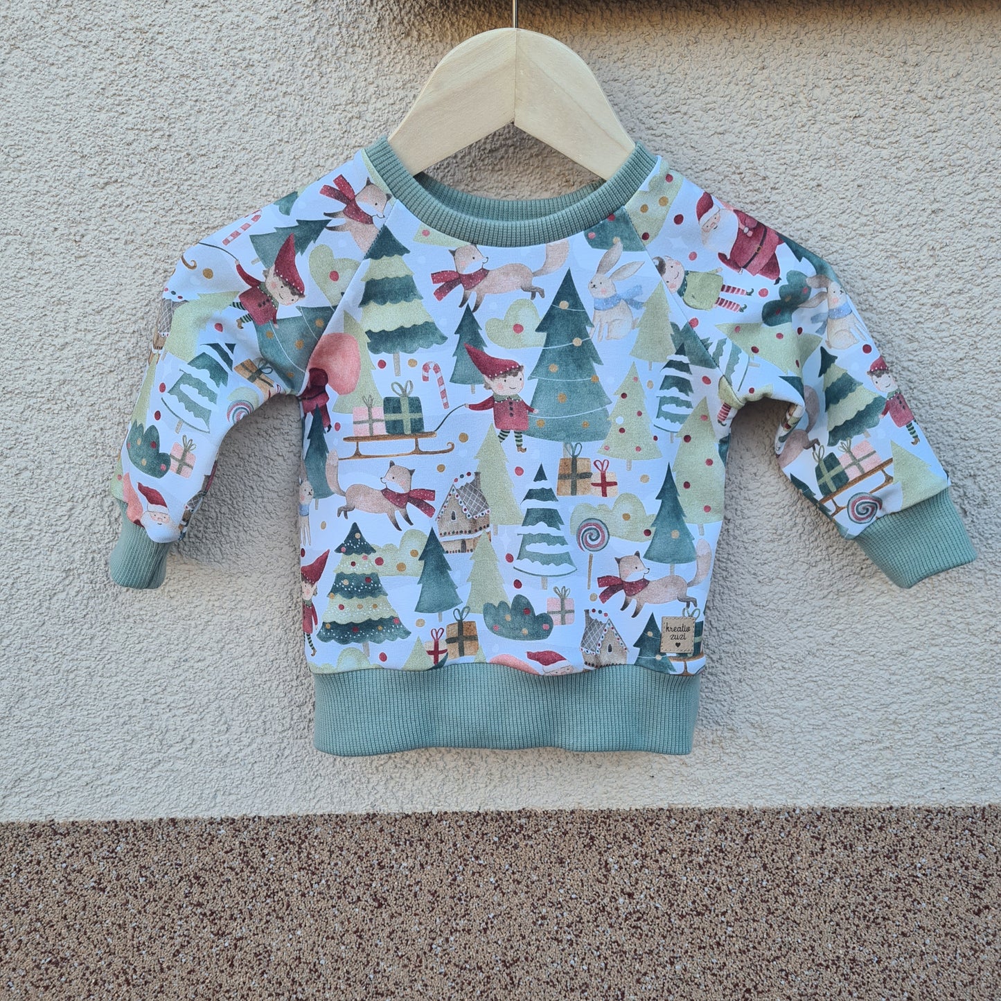 unisex detská handmade mikina santova dedina so zimným vzorom na sivom podklade, ideálna na zimné a vianočné obdobie