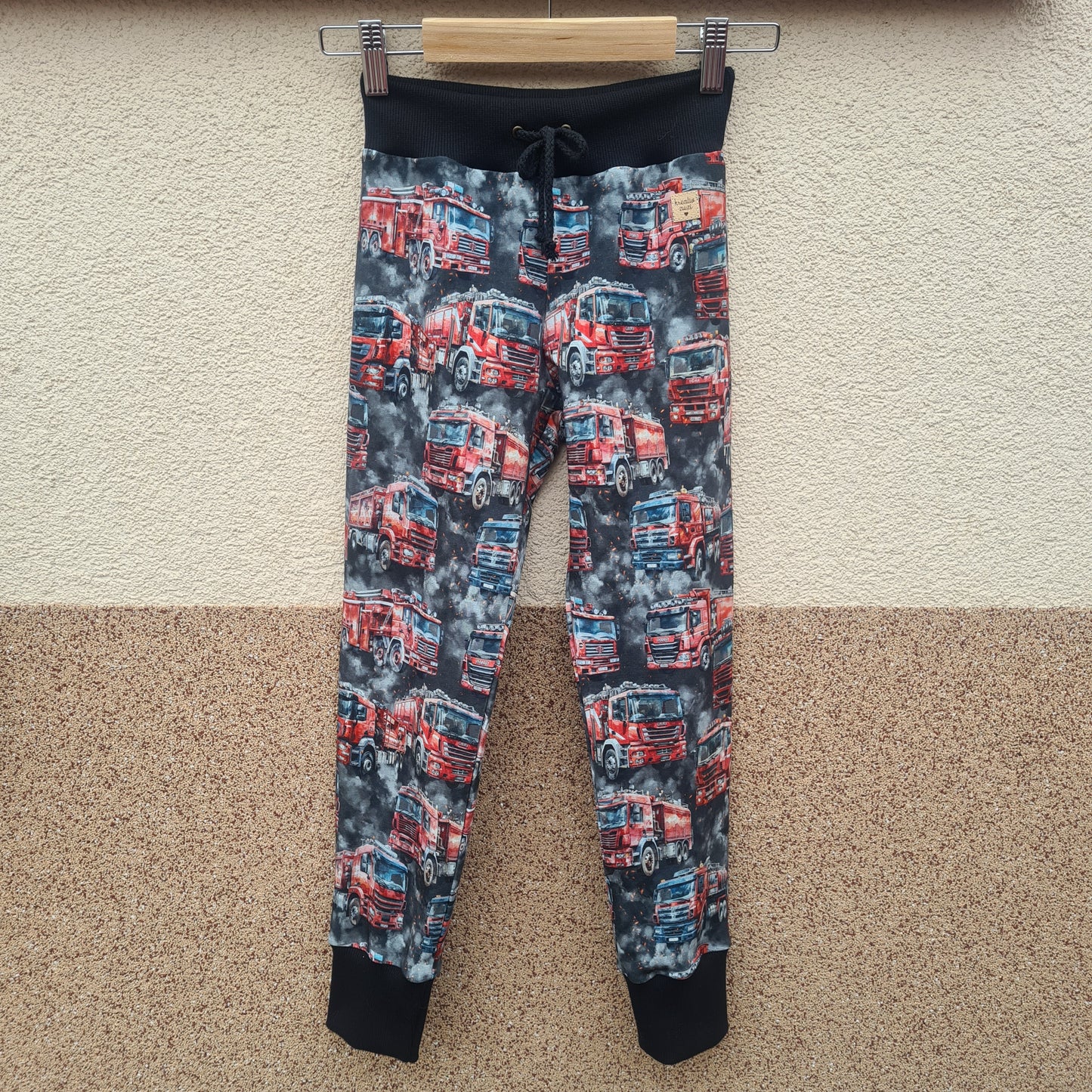 tepláky hasičské autá, hasiči, čierna farba patentu