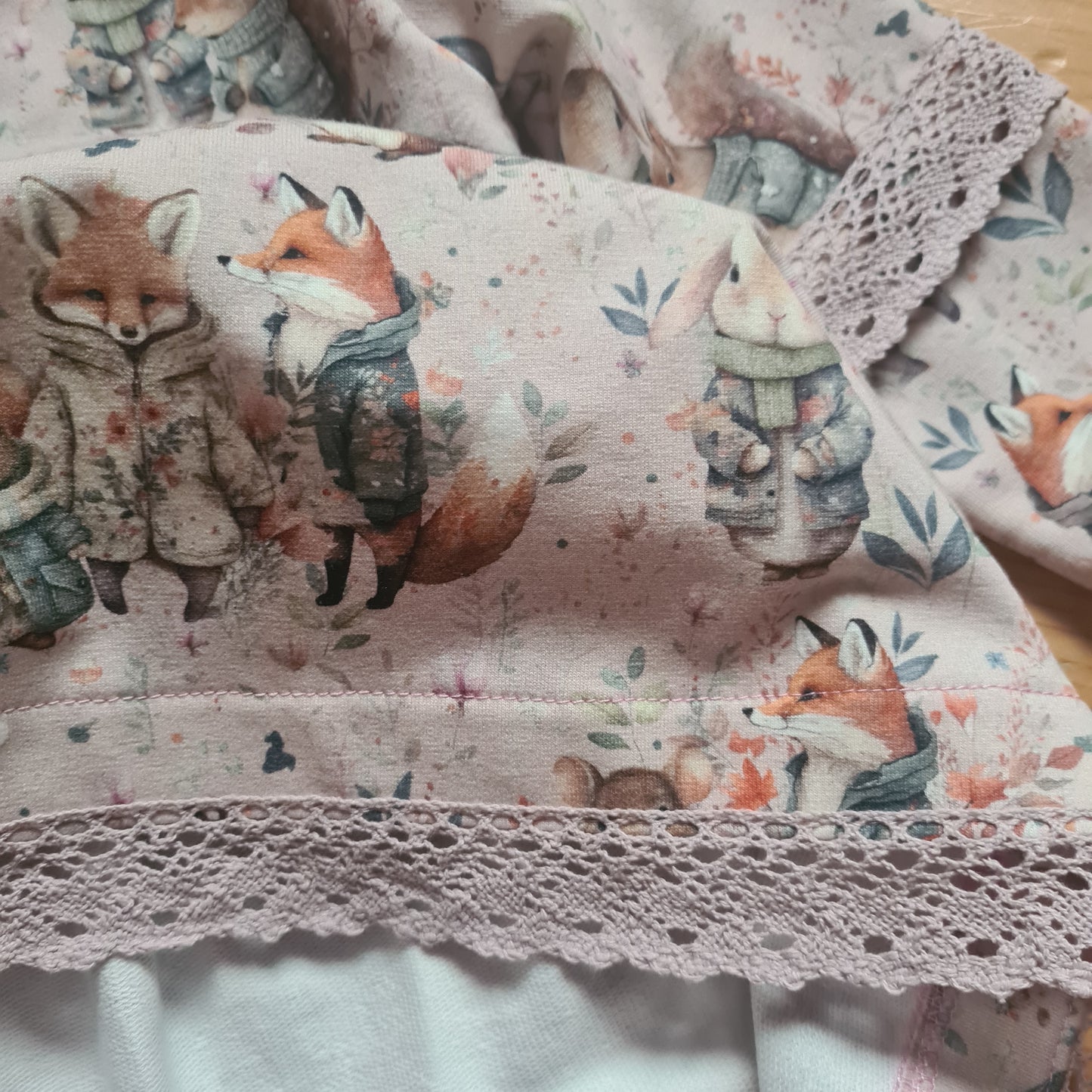 Šaty so zvieratkami a čipkou