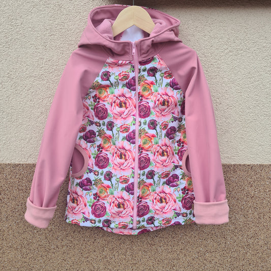softshellová bunda, pre dievča, vzor pivónie, kvety, staroružová, s kapucňou, na zips, vrecká, rastúca veľkosť, patenty, foto na vešiaku pohľad zpredu 