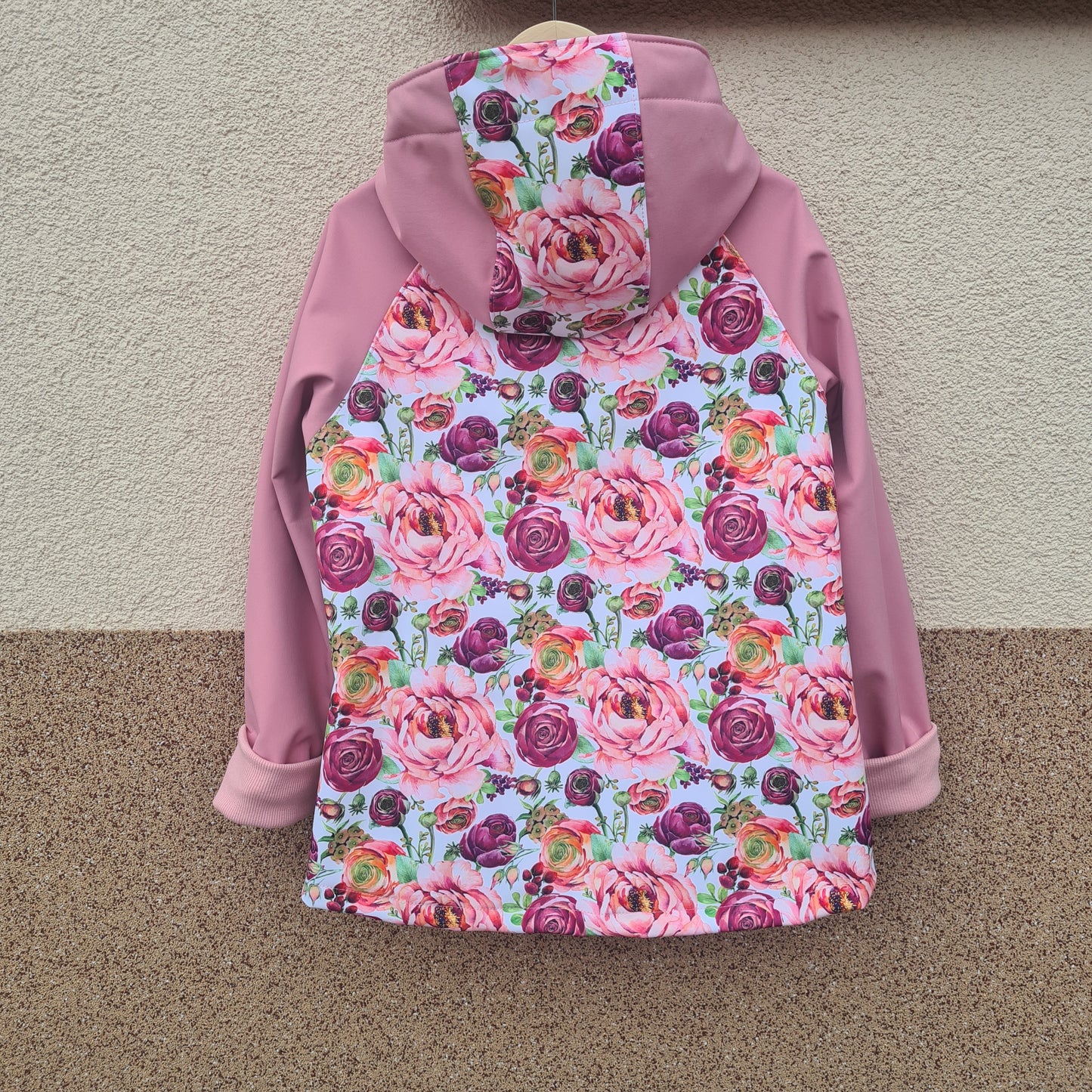 softshellová bunda, pre dievča, vzor pivónie, kvety, staroružová, s kapucňou, na zips, vrecká, rastúca veľkosť, patenty, foto na vešiaku pohľad zozadu