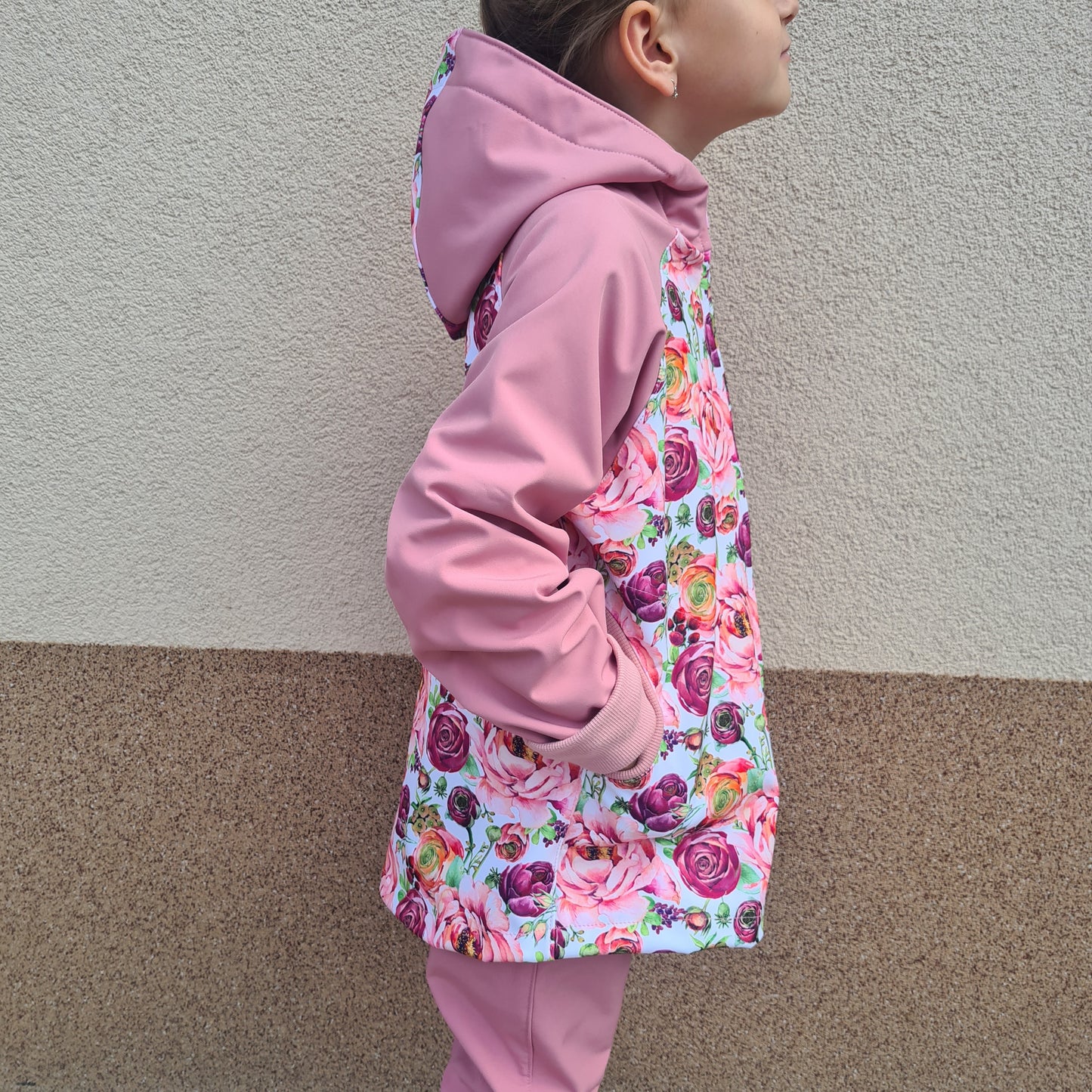 softshellová bunda, pre dievča, vzor pivónie, kvety, staroružová, s kapucňou, na zips, vrecká, rastúca veľkosť, patenty, foto na postave,  pohľad zboku