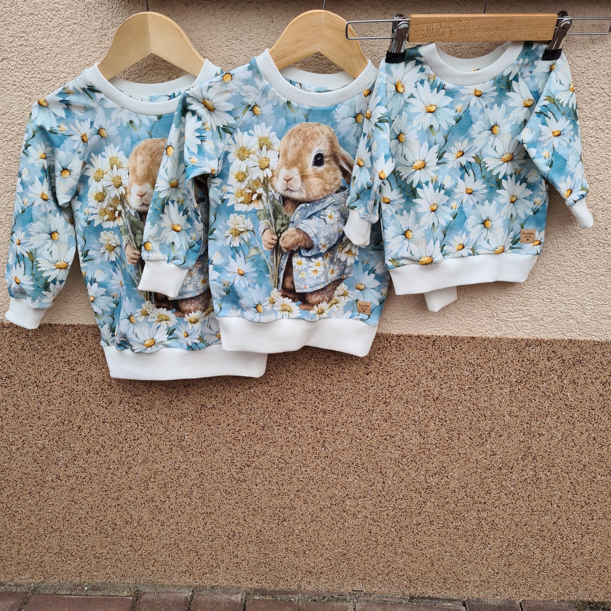 handmade mikina, so zajkom, margarétky, foto na vešiaku