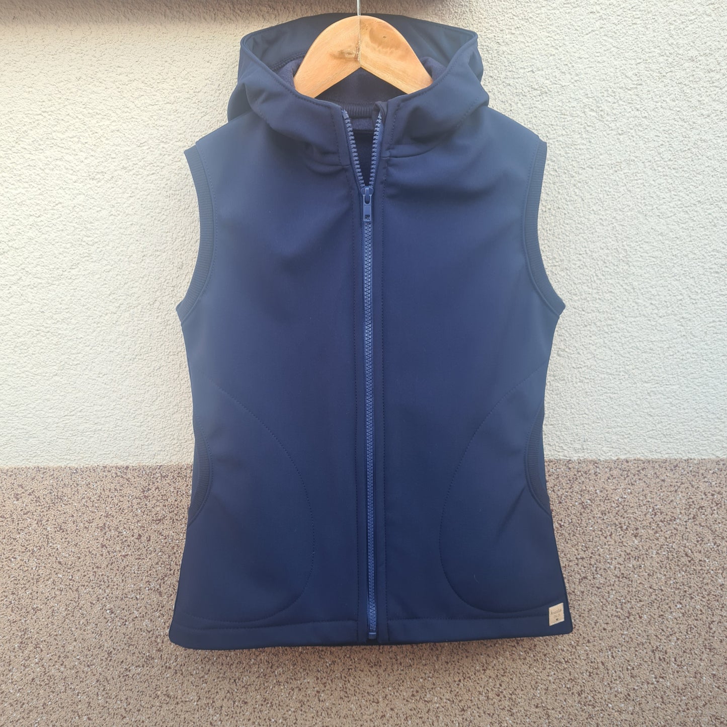 softshellová vesta s kapucňou, alternatíva so stojačikom, na zips, s vreckami, jarná, jesenná, zimný softshell, farba navy, tmavomodrá, foto na vešiaku, pohľad zpredu