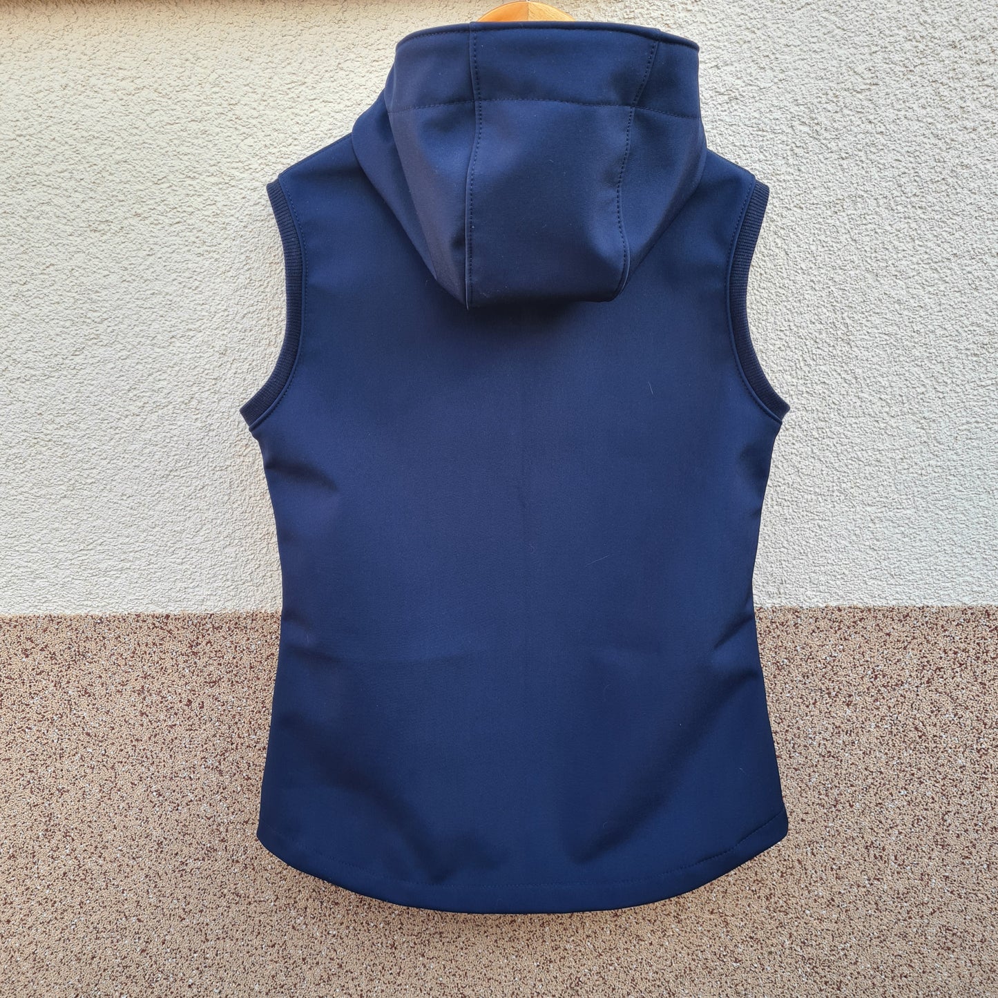 softshellová vesta s kapucňou, alternatíva so stojačikom, na zips, s vreckami, jarná, jesenná, zimný softshell, farba navy, tmavomodrá, foto na vešiaku, pohľad zozadu