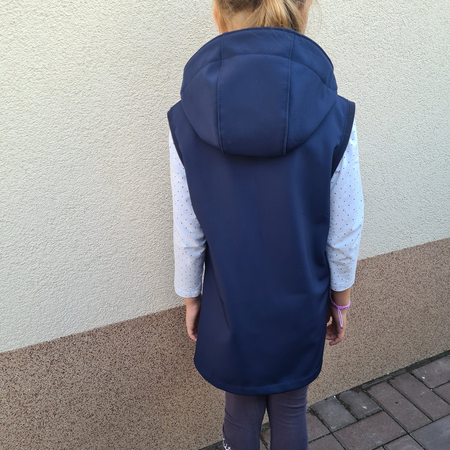 softshellová vesta s kapucňou, alternatíva so stojačikom, na zips, s vreckami, jarná, jesenná, zimný softshell, farba navy, tmavomodrá, foto na postave, pohľad zozadu