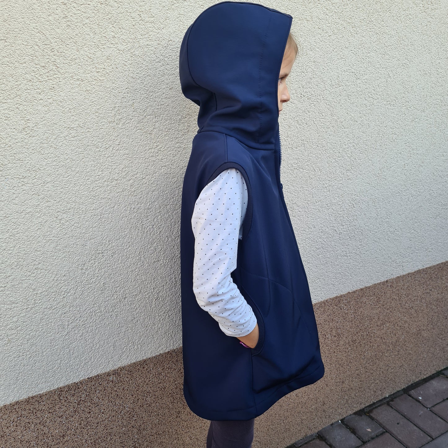 softshellová vesta s kapucňou, alternatíva so stojačikom, na zips, s vreckami, jarná, jesenná, zimný softshell, farba navy, tmavomodrá, foto na postave, pohľad zboku