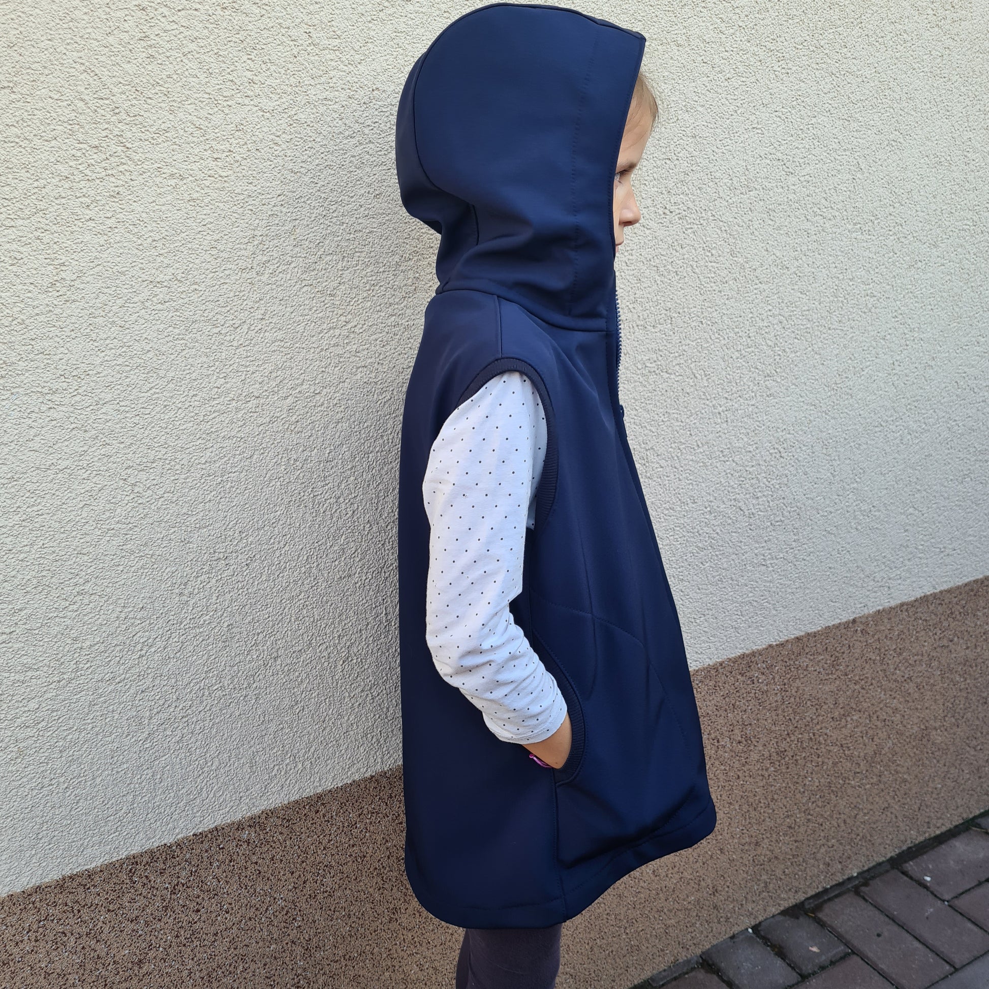 softshellová vesta s kapucňou, alternatíva so stojačikom, na zips, s vreckami, jarná, jesenná, zimný softshell, farba navy, tmavomodrá, foto na postave, pohľad zboku