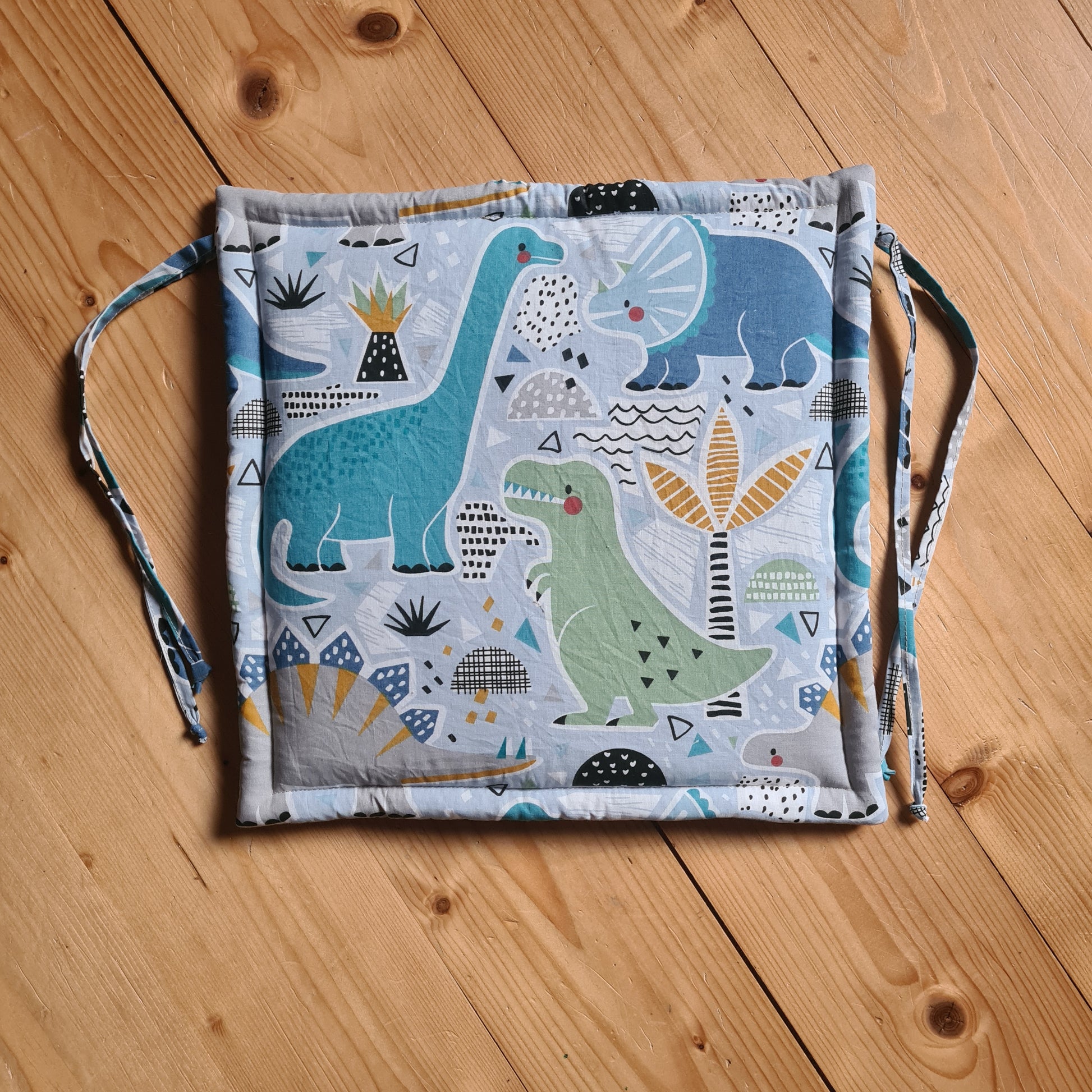 Sedák na školskú stoličku, rozmer 35 x 35 cm, s dinosaurým vzorom