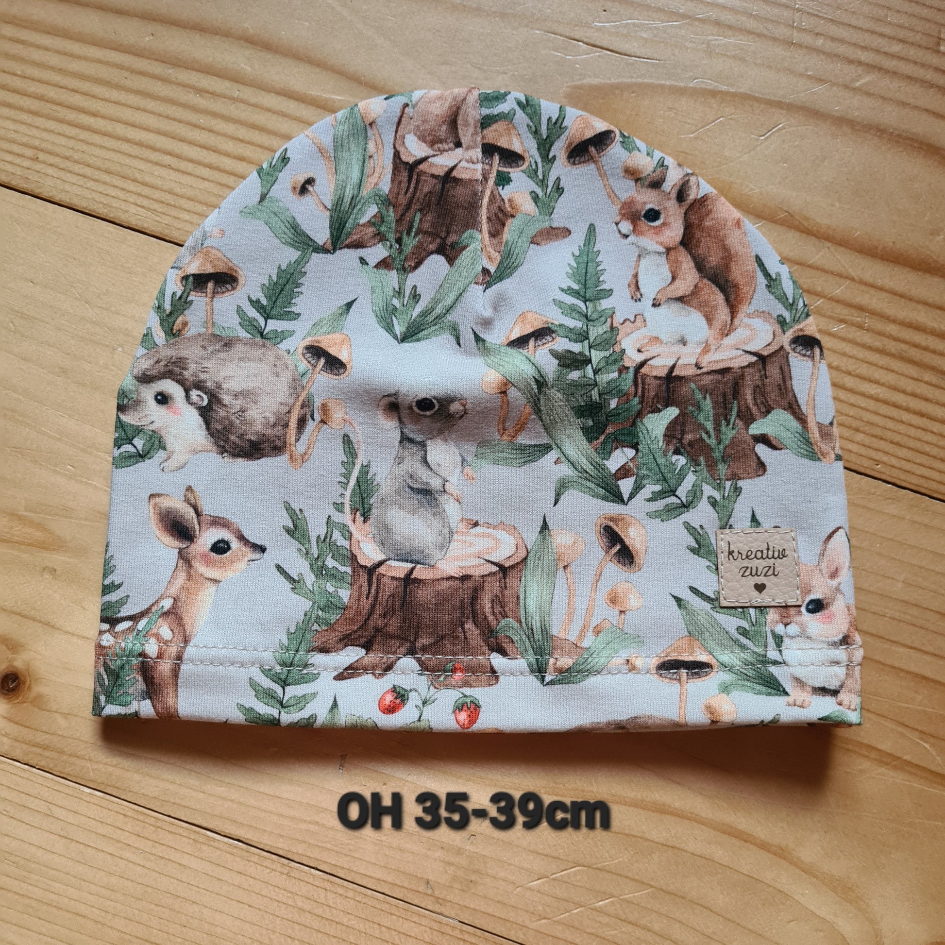 čiapka jednovrstvová, lesné zvieratká, béžový podklad