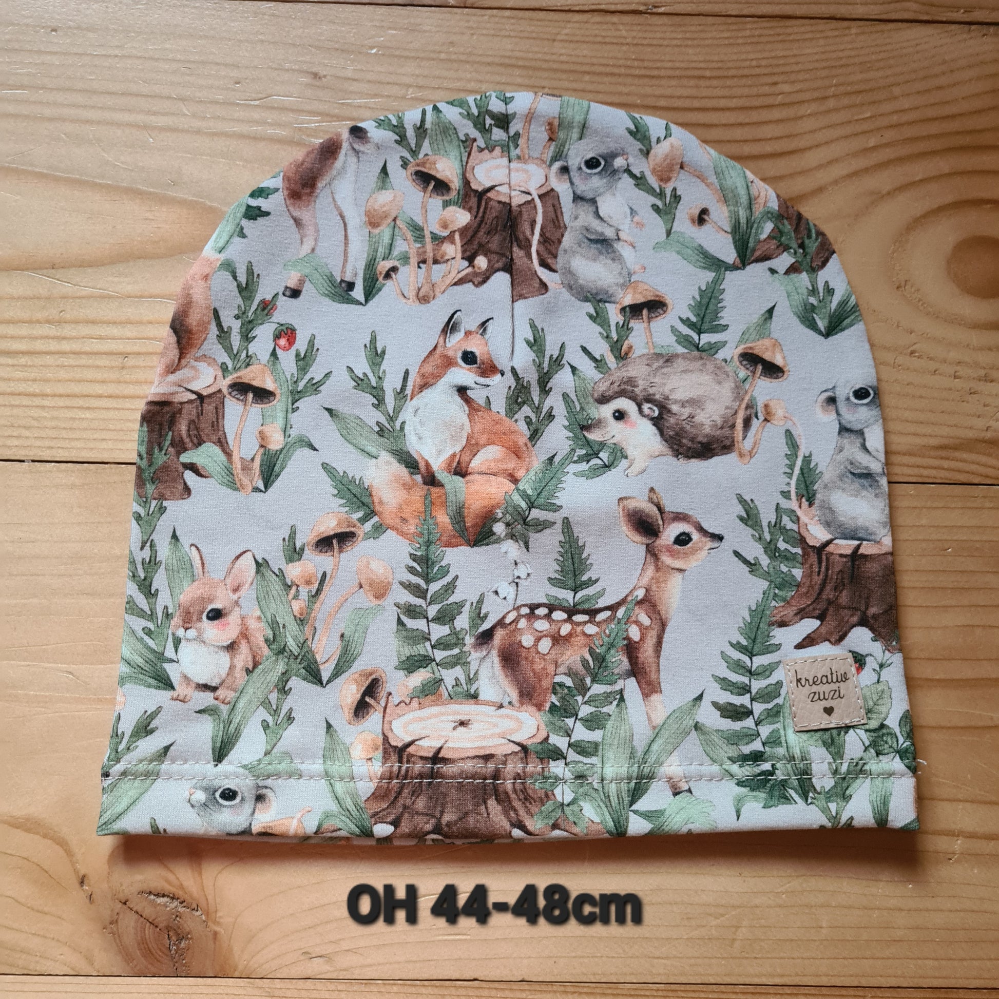 čiapka jednovrstvová, lesné zvieratká, béžový podklad