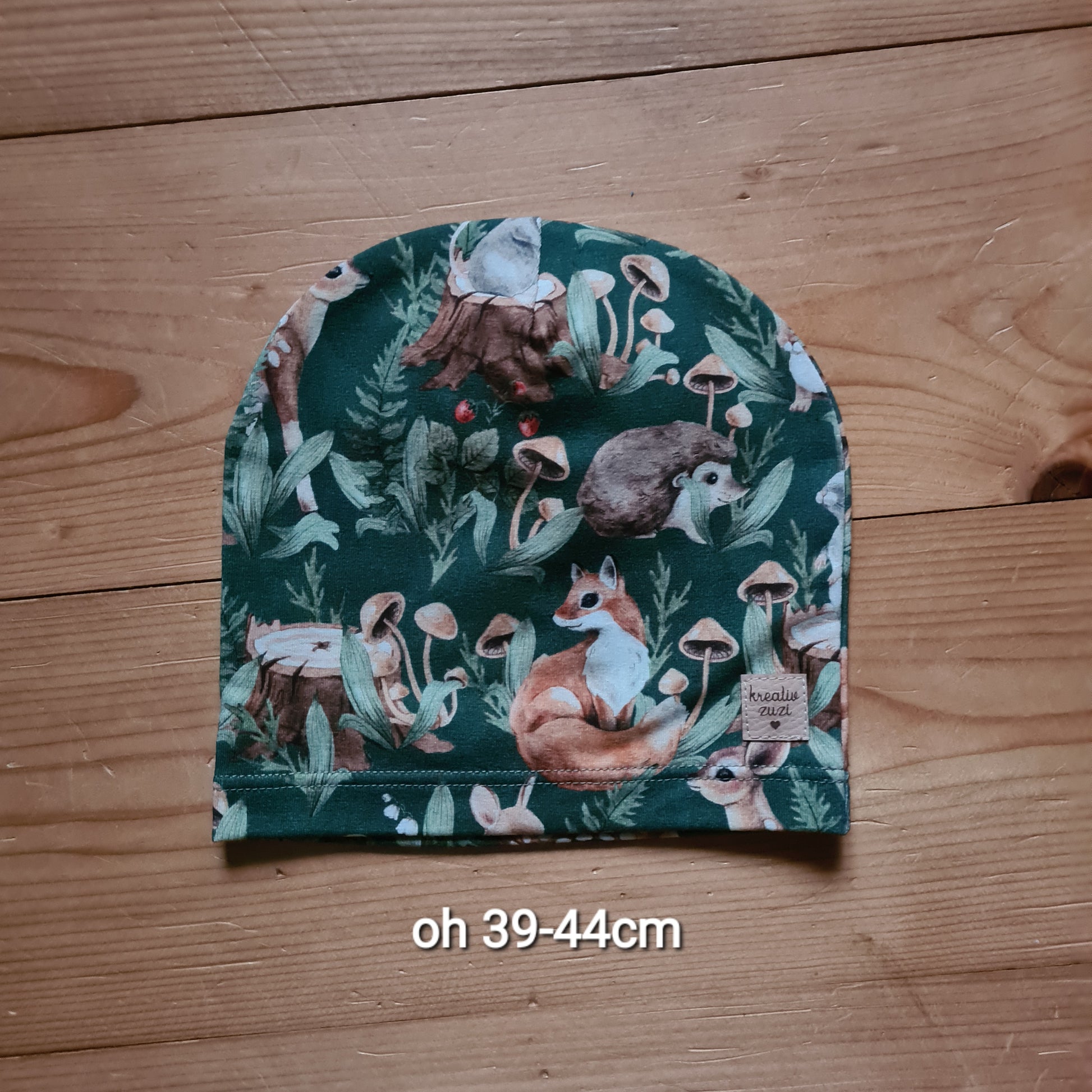 čiapka jednovrstvová, lesné zvieratká, zelený podklad