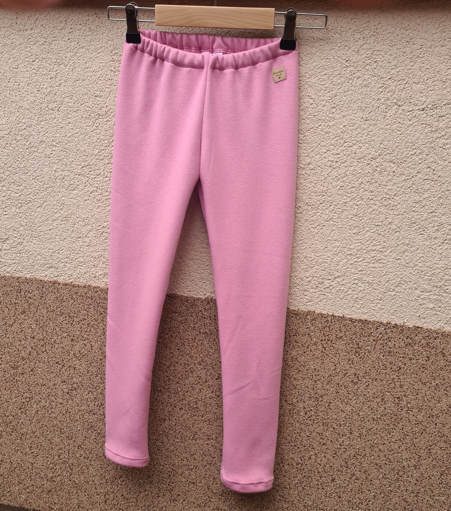 detské zateplené legíny, warmkeeper, ružová, staroružová farba, foto na vešiaku, pohľad zpredu 