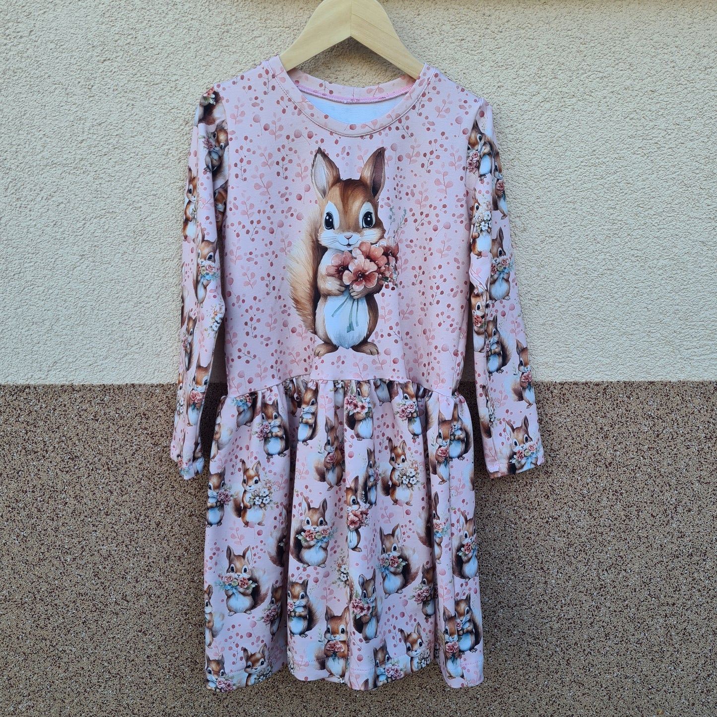 Ružové dievčenské šaty s veveričkou, dlhý rukáv, bavlnená teplákovina OEKO-TEX