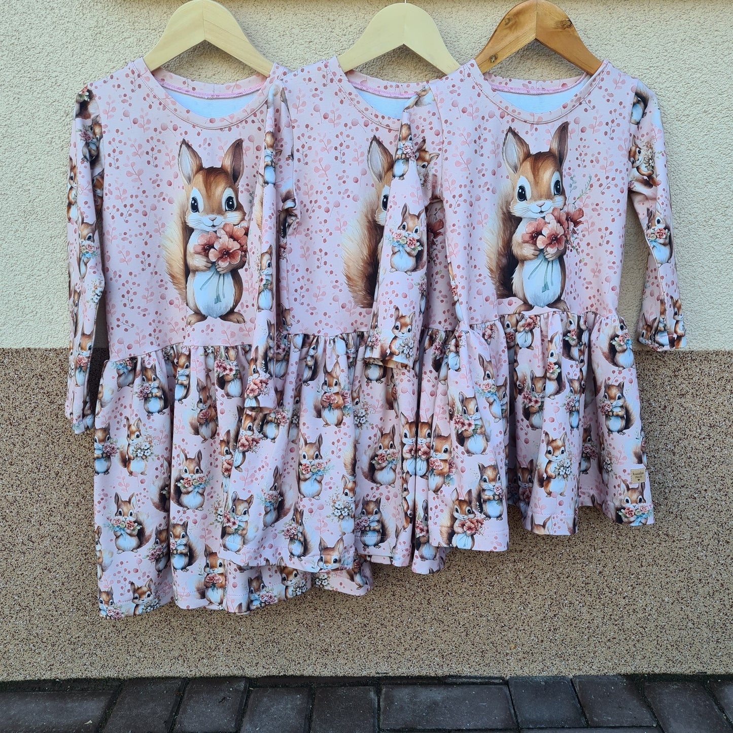 Detail potlače veveričky na detských šatách z kolekcie Kreatív Zuzi