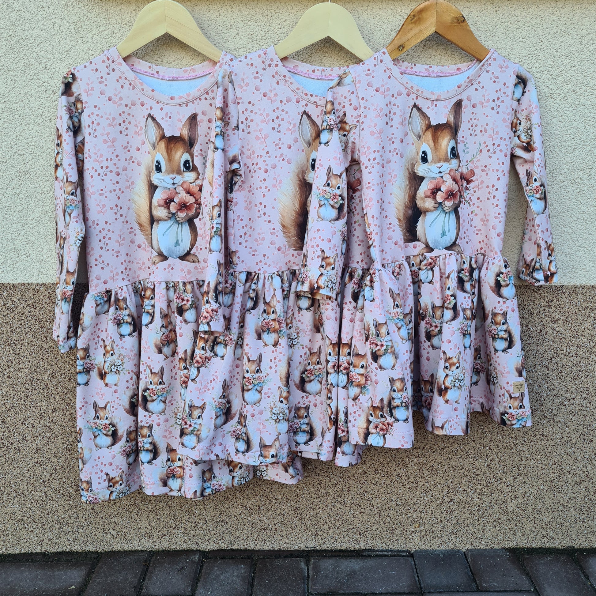 Detail potlače veveričky na detských šatách z kolekcie Kreatív Zuzi