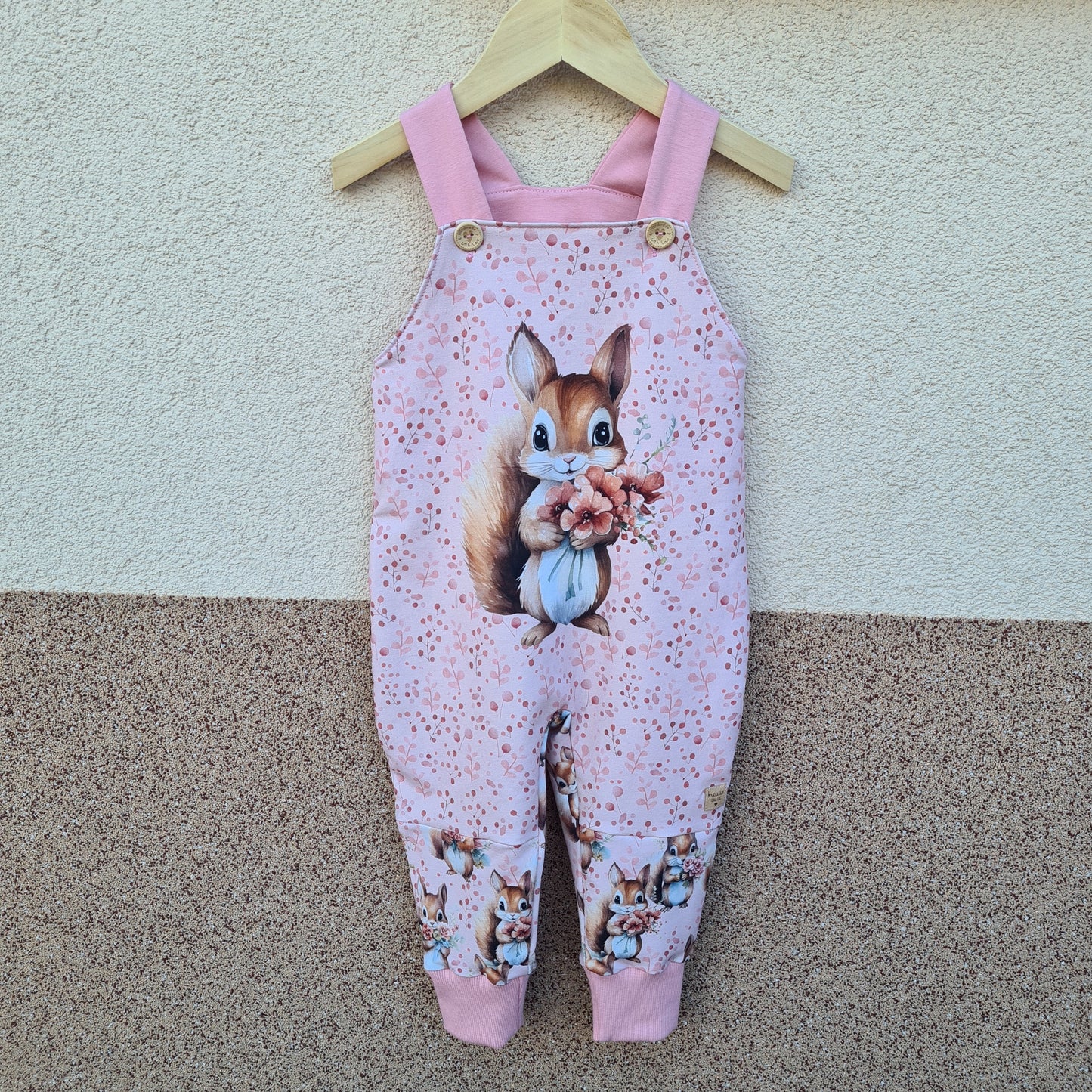 Detské trakáče s veveričkou a kvetmi – limitovaná edícia, ručne šité na Slovensku