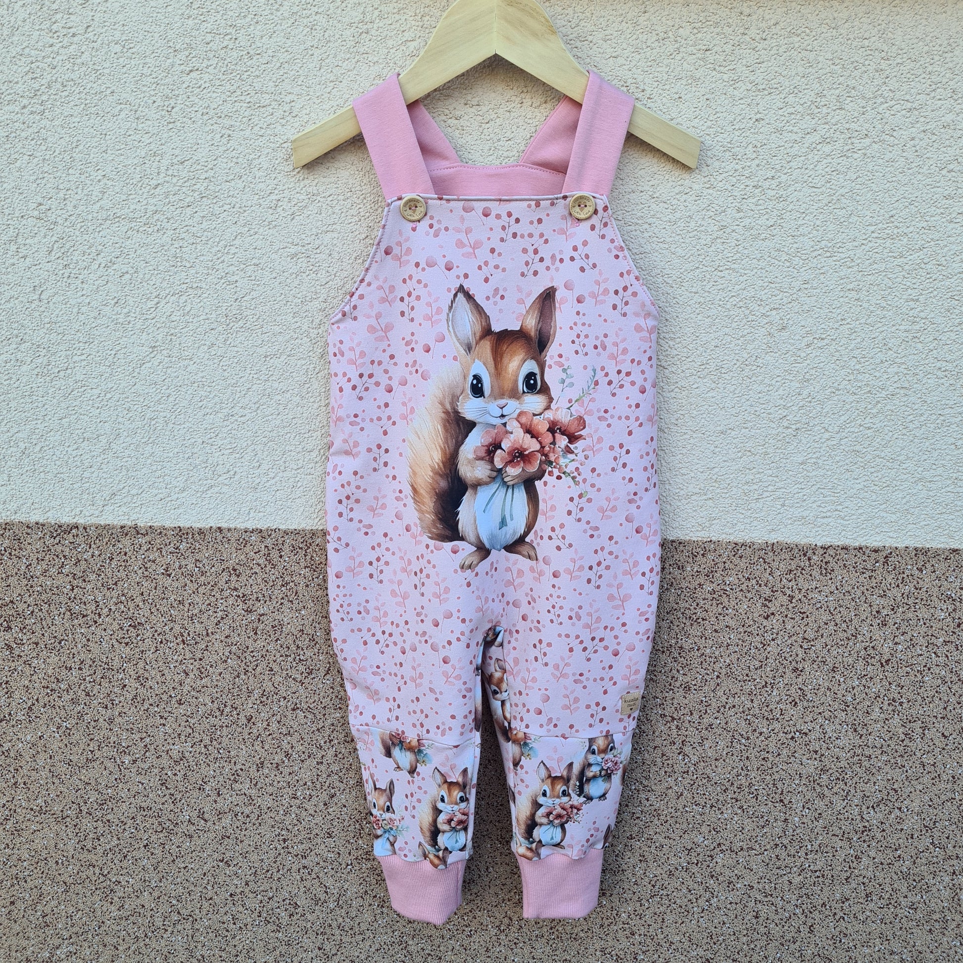 Detské trakáče s veveričkou a kvetmi – limitovaná edícia, ručne šité na Slovensku