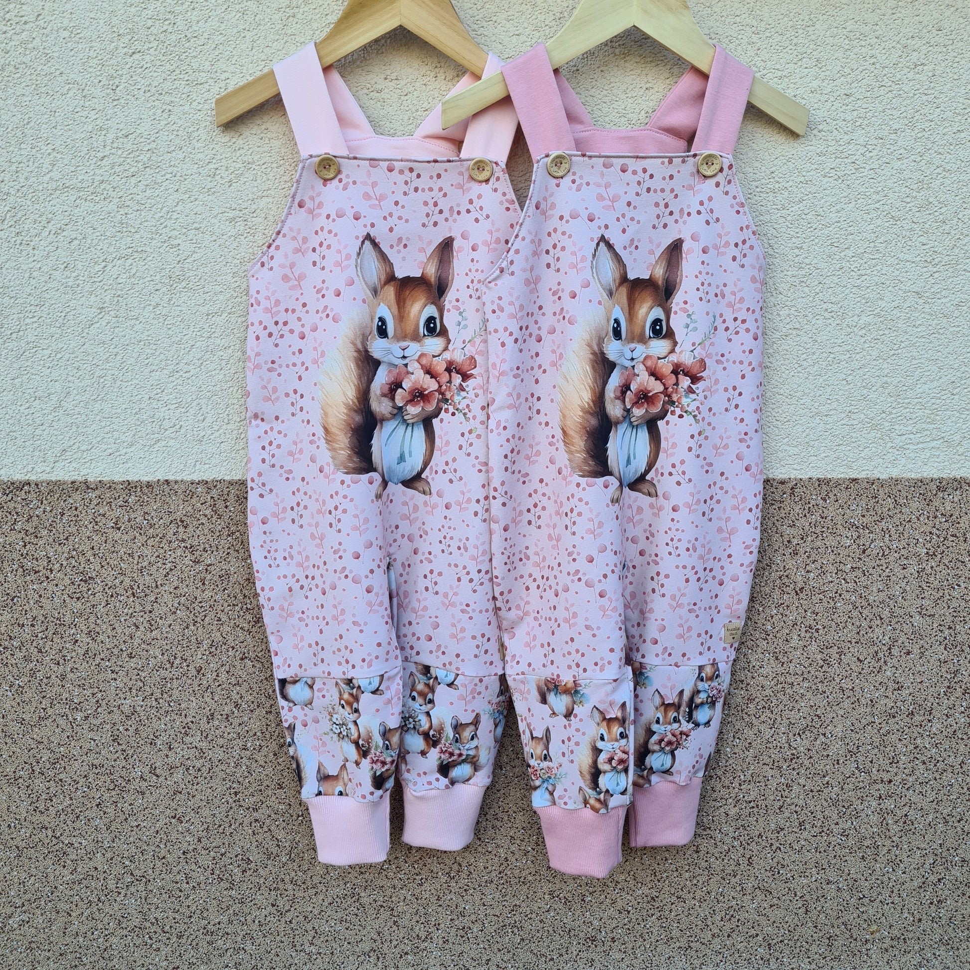 Ružové trakáče s veveričkou, bavlnená teplákovina OEKO-TEX, pohodlný strih pre deti