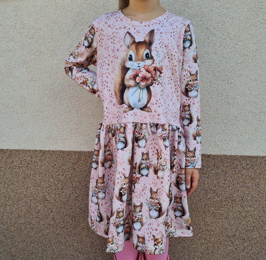 Detské šaty s veveričkou a kvetmi – limitovaná edícia, ručne šité na Slovensku