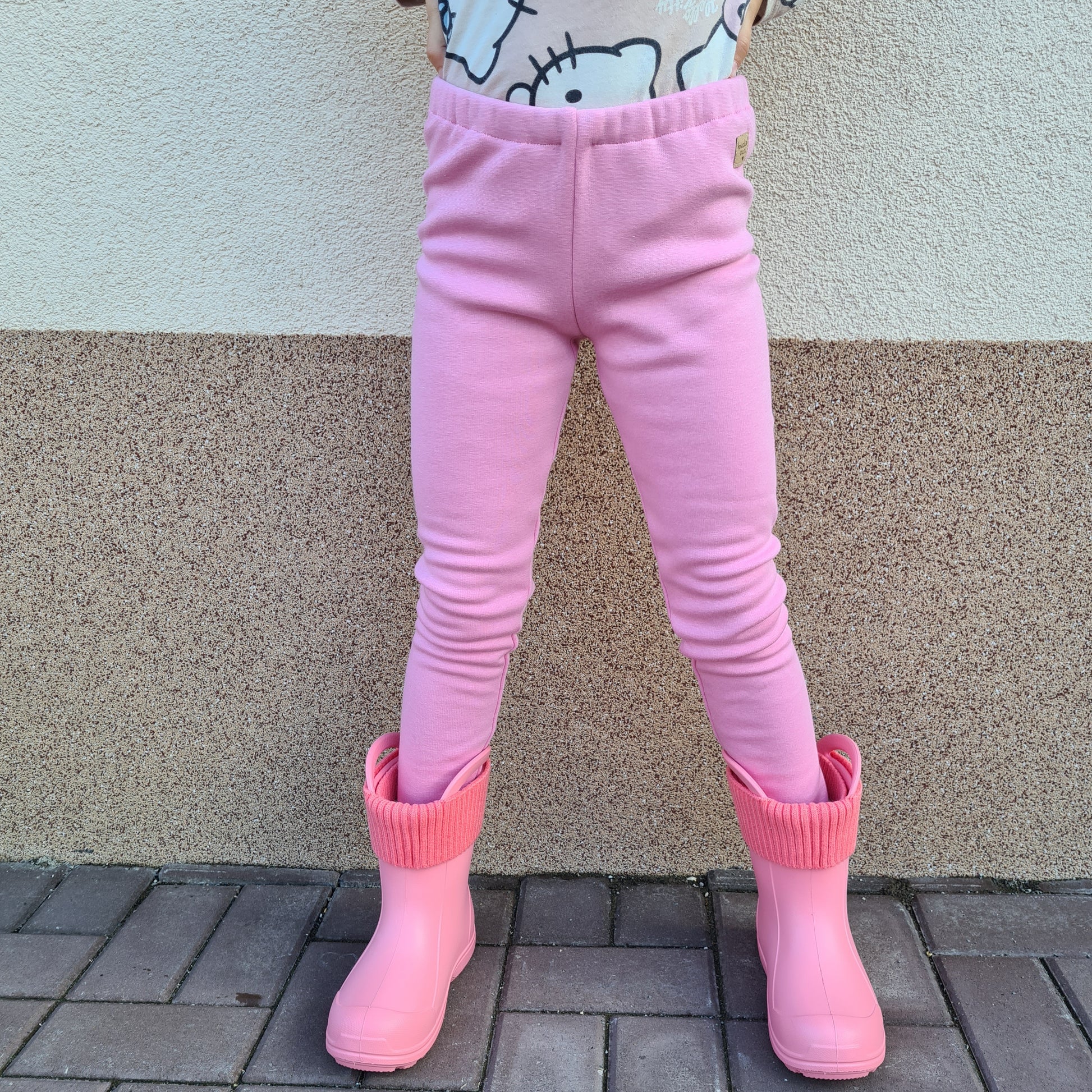 detské zateplené legíny, warmkeeper, ružová, staroružová farba, foto na postave, pohľad zpredu 