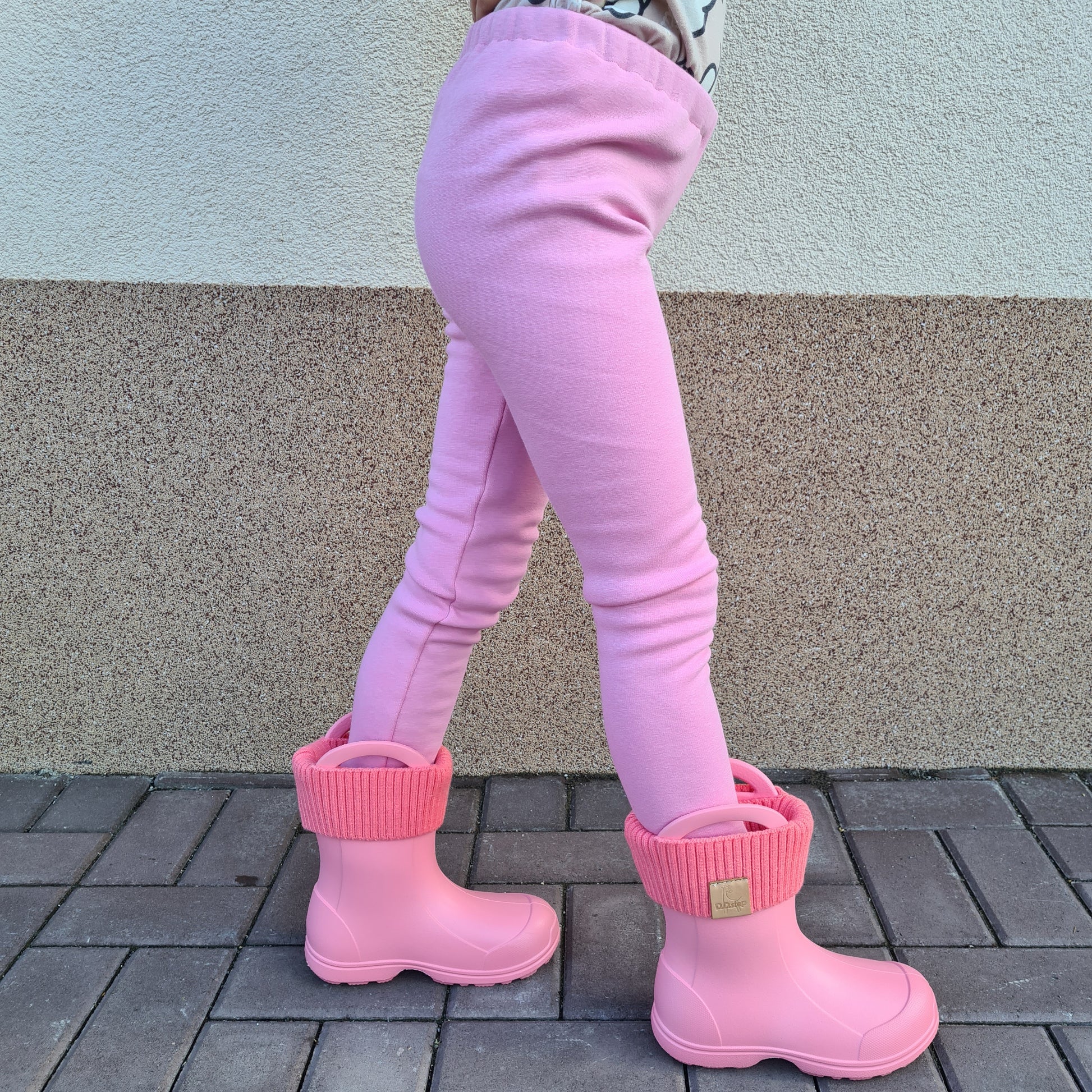 detské zateplené legíny, warmkeeper, ružová, staroružová farba, foto na postave, pohľad zboku