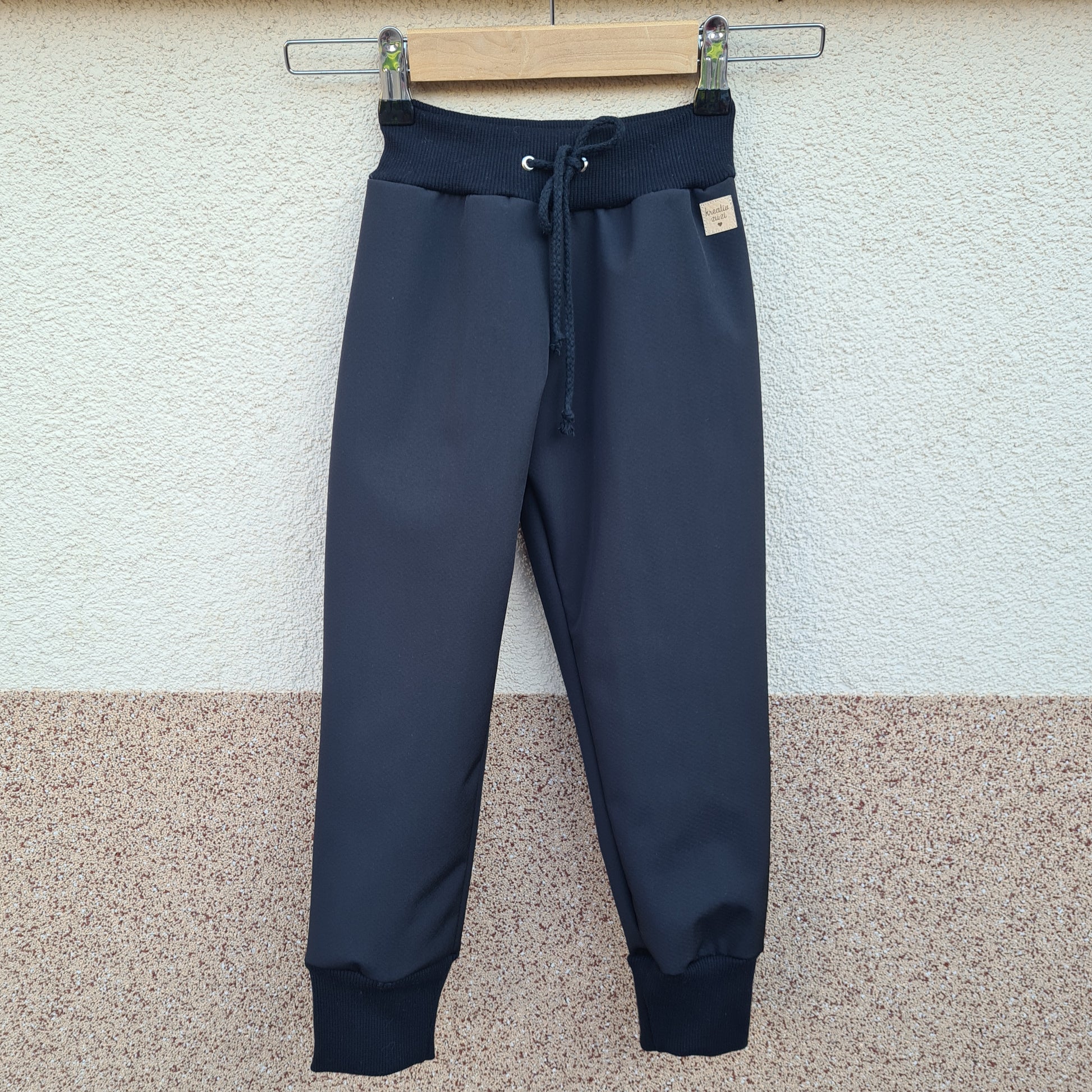 detské softshelové nohavice s barančekom,  čierna, foto na vešiaku