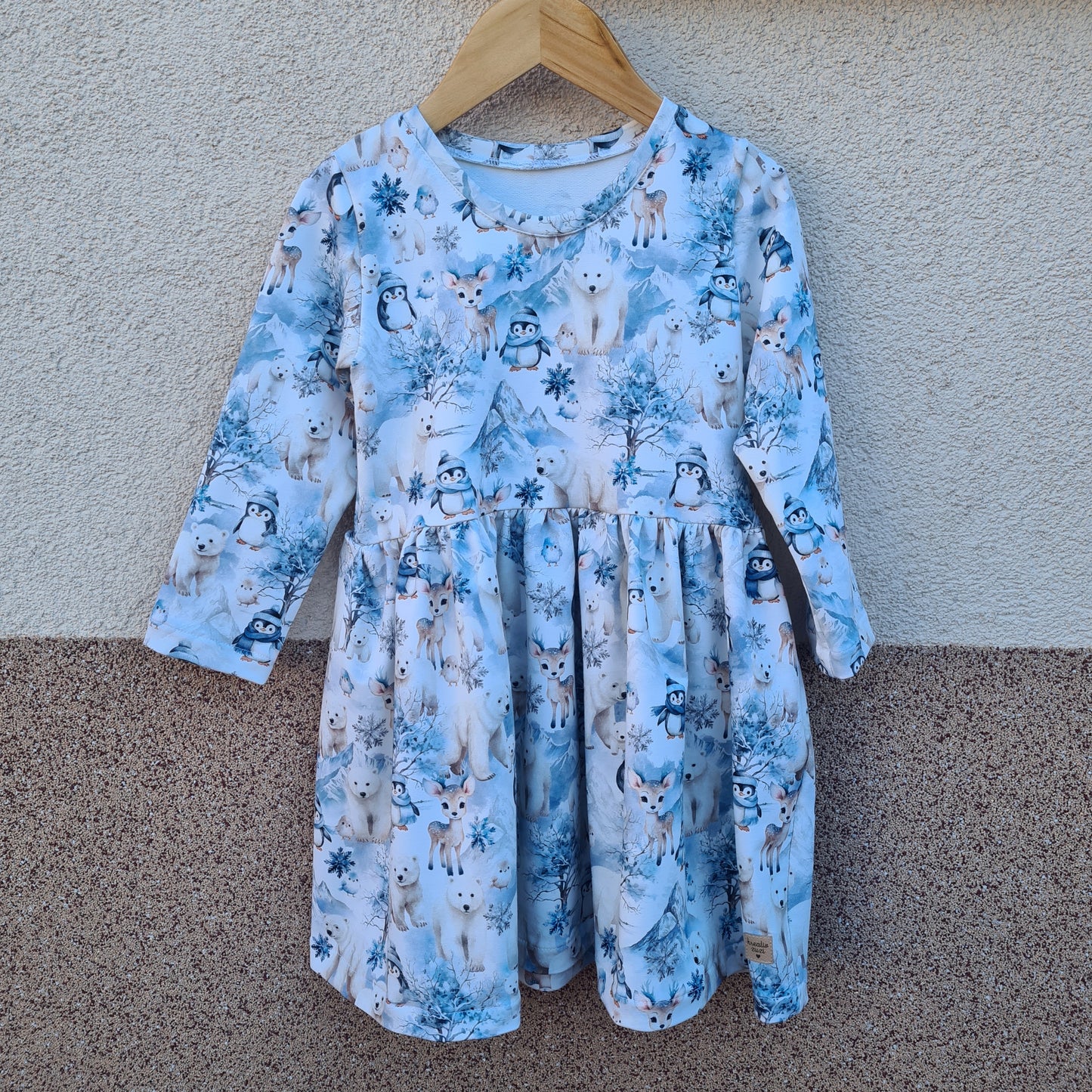 Detské šaty Ľadová krajina s tučniakmi, sobíkmi a medvedíkmi, dlhý rukáv, zimný motív.