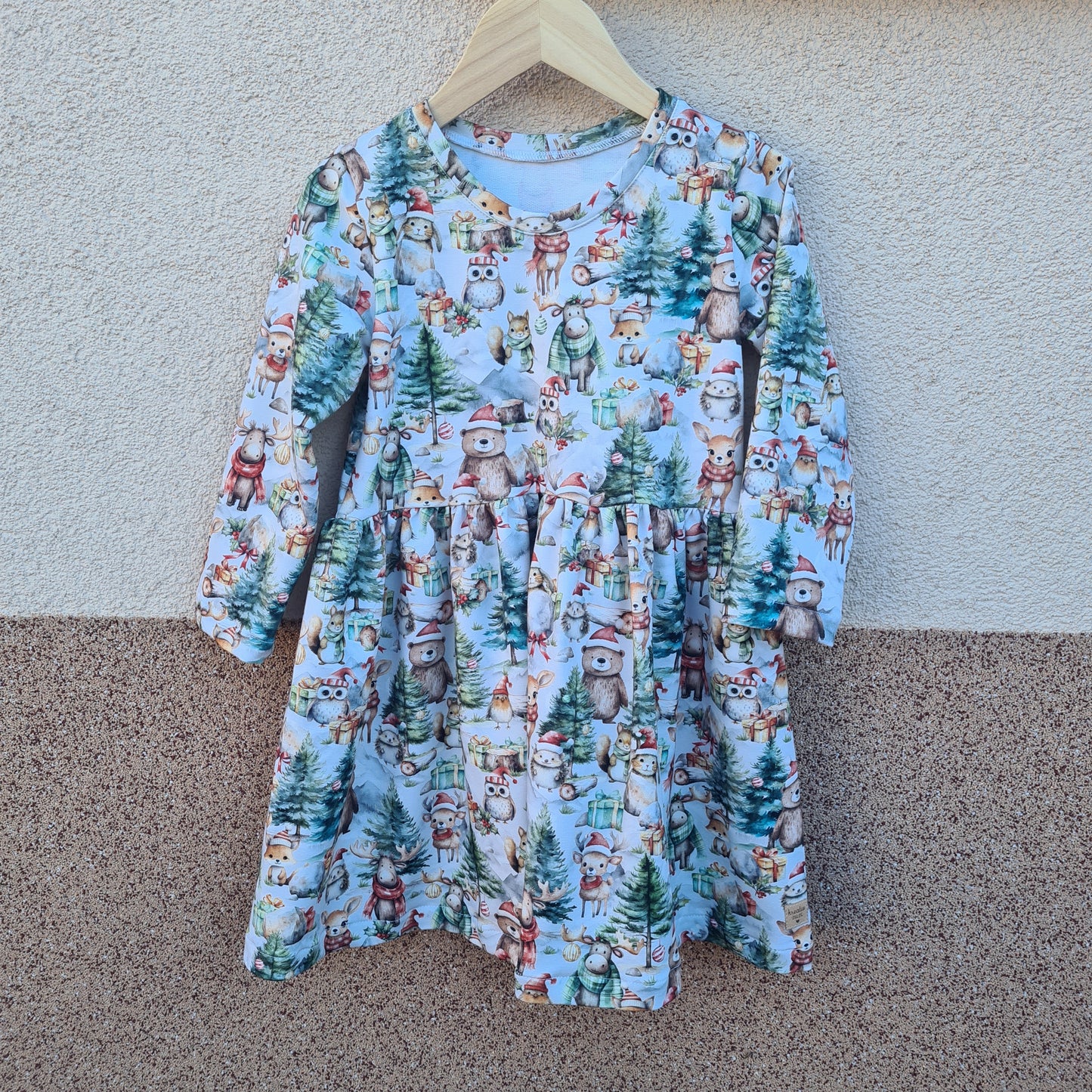 Detské šaty Vianočný les s tučniakmi, sobíkmi a medvedíkmi, dlhý rukáv, zimný motív.