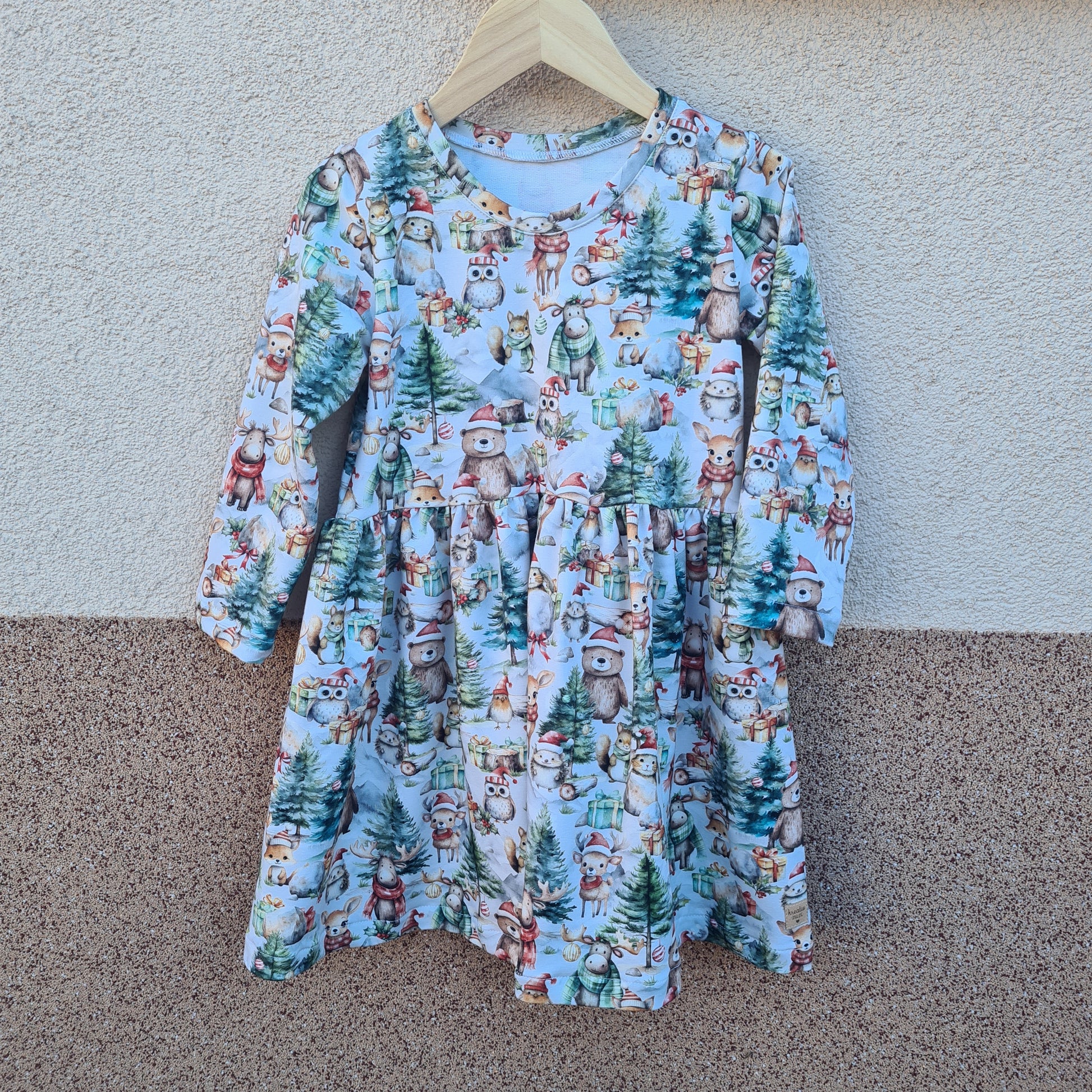 Detské šaty Vianočný les s tučniakmi, sobíkmi a medvedíkmi, dlhý rukáv, zimný motív.