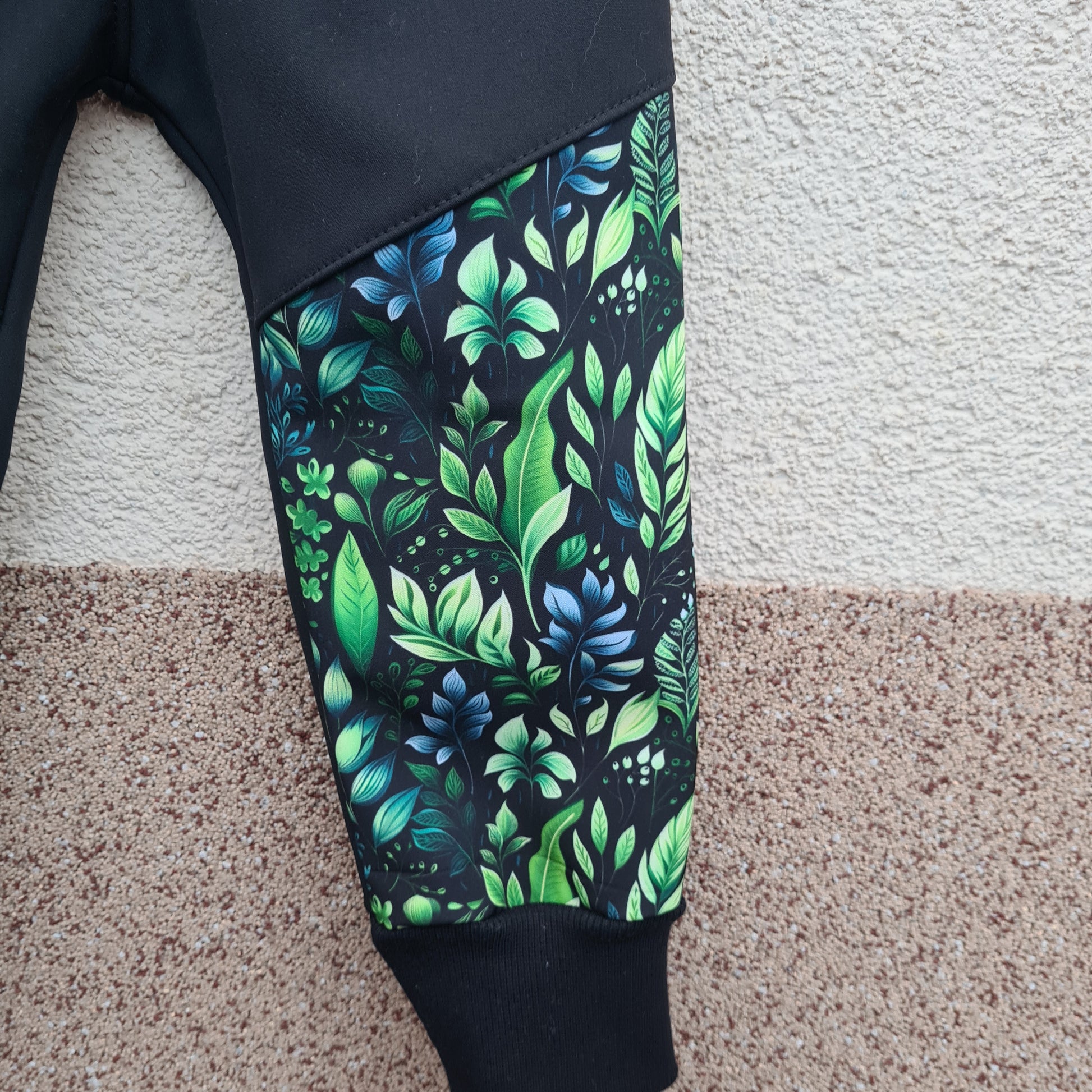 Detské softshellové nohavice s motívom lístkov – zimná kolekcia