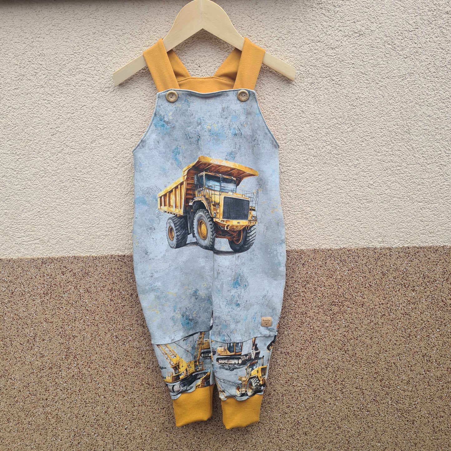 trakáče, stavebné stroje demper, horčinové patenty, pohľad na vešiaku 