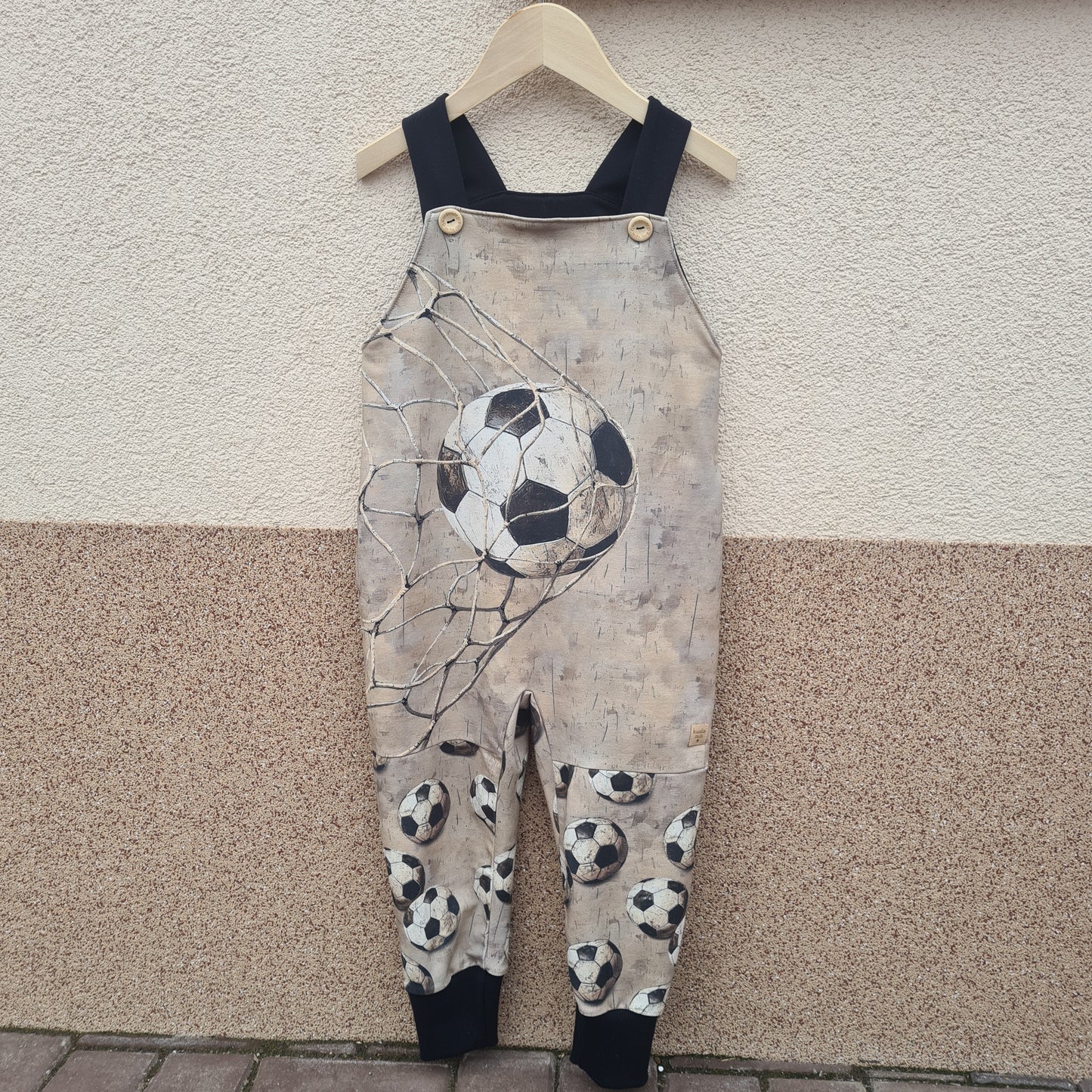 trakáče s motívom futbalovej lopty, patenty čierne. foto na vešiaku