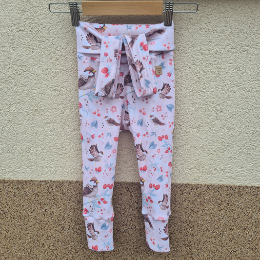 rastúce legíny na traky, vzor vrabčekovia, foto na vešiaku- pohľad zpredu