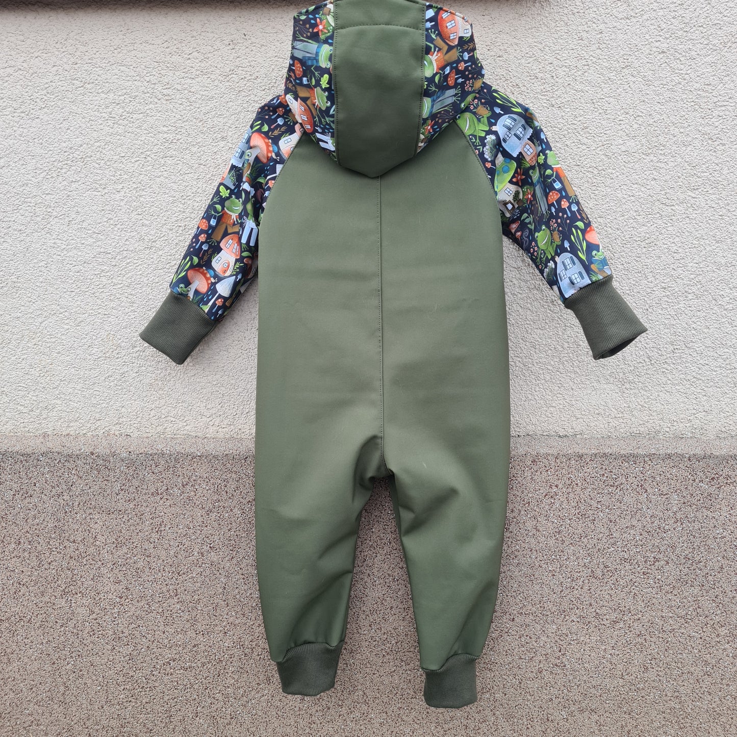 softshellový overal- žabky a khaki, foto na vešiaku- pohľad zo zadu
