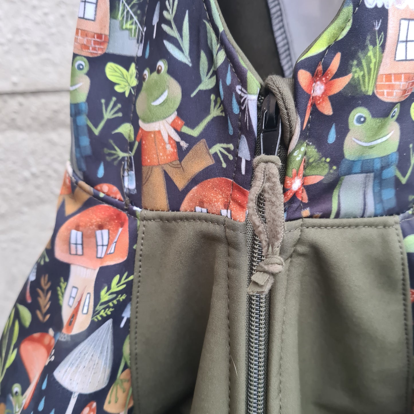 softshellový overal- žabky a khaki, foto na vešiaku- detail