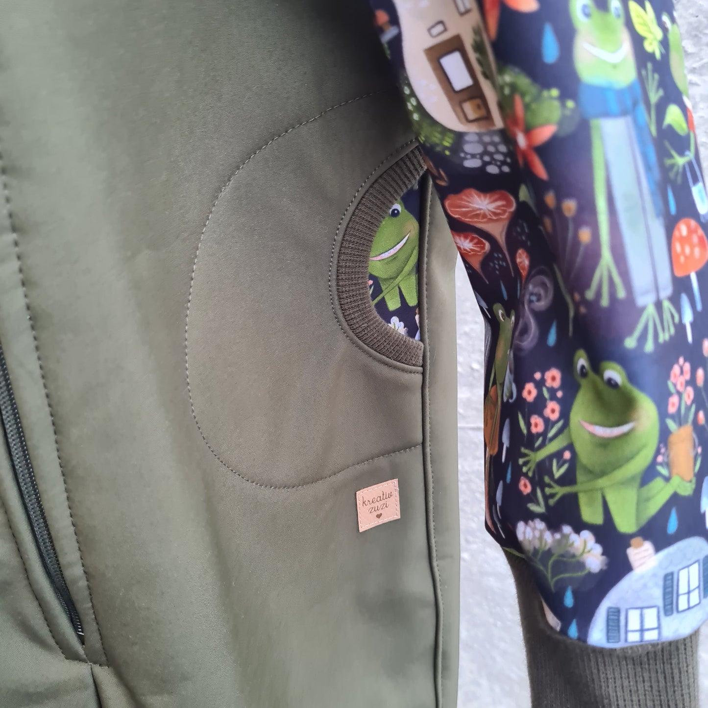 softshellový overal- žabky a khaki, foto na vešiaku- detail
