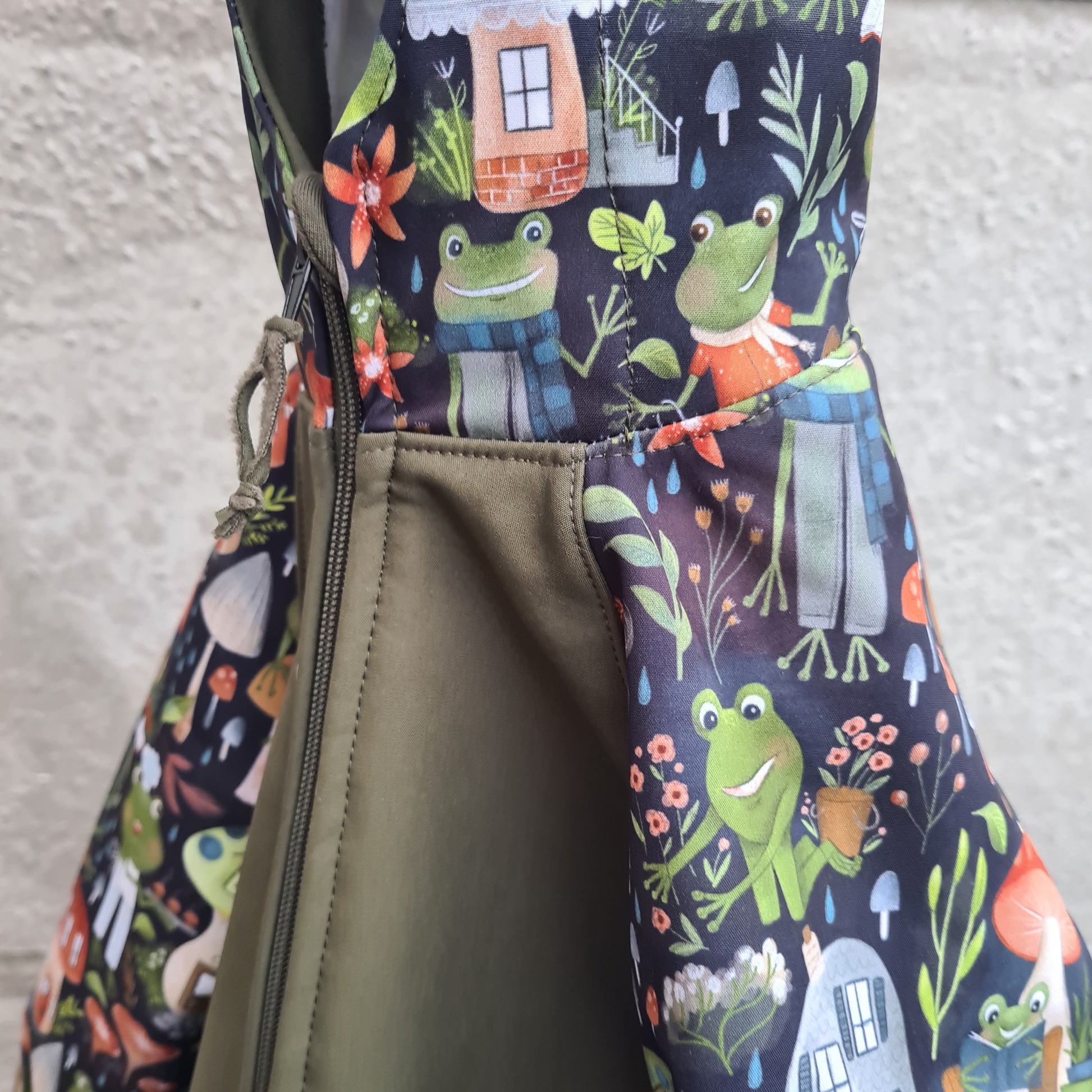 softshellový overal- žabky a khaki, foto na vešiaku- detail