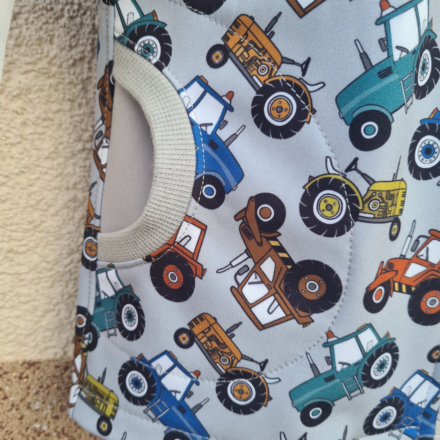 softshellová bunda- traktory, foto na vešiaku detail