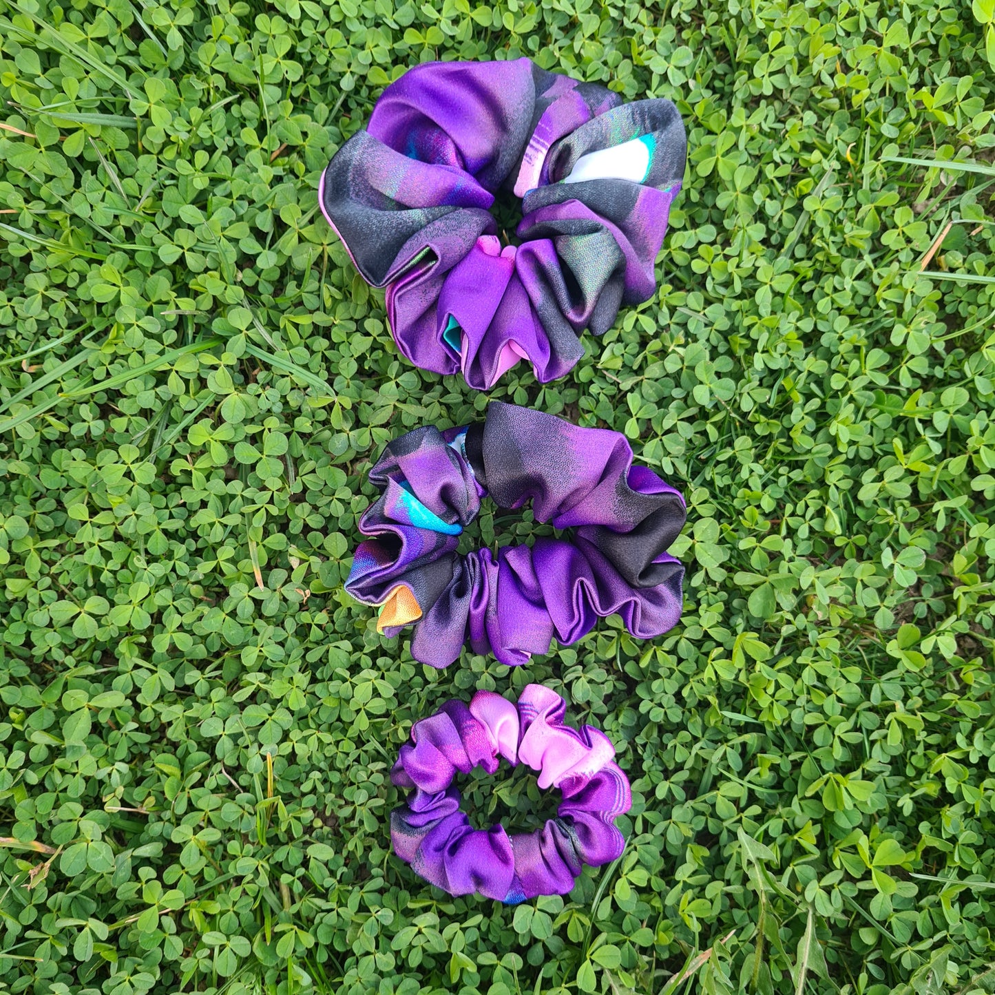 Saténové gumičky do vlasov scrunchie – mix farieb fialová, veľká stredná malá, pohľad spredu