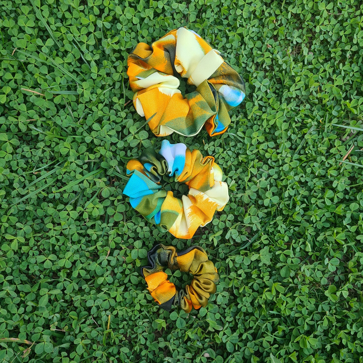Saténové gumičky do vlasov scrunchie – mix farieb žltá, veľká stredná malá, pohľad spredu