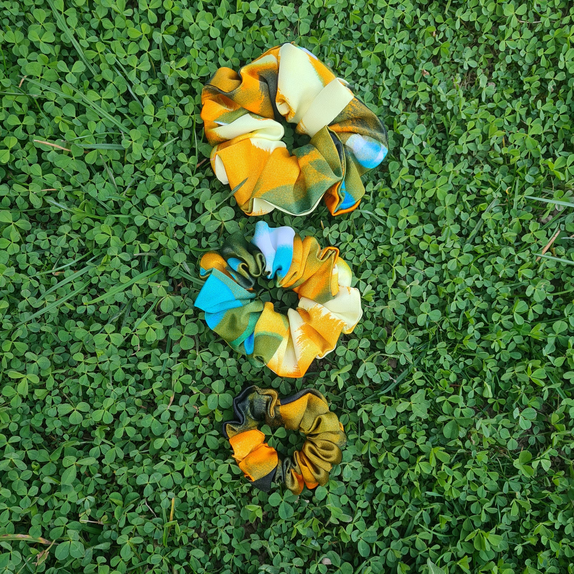 Saténové gumičky do vlasov scrunchie – mix farieb žltá, veľká stredná malá, pohľad spredu