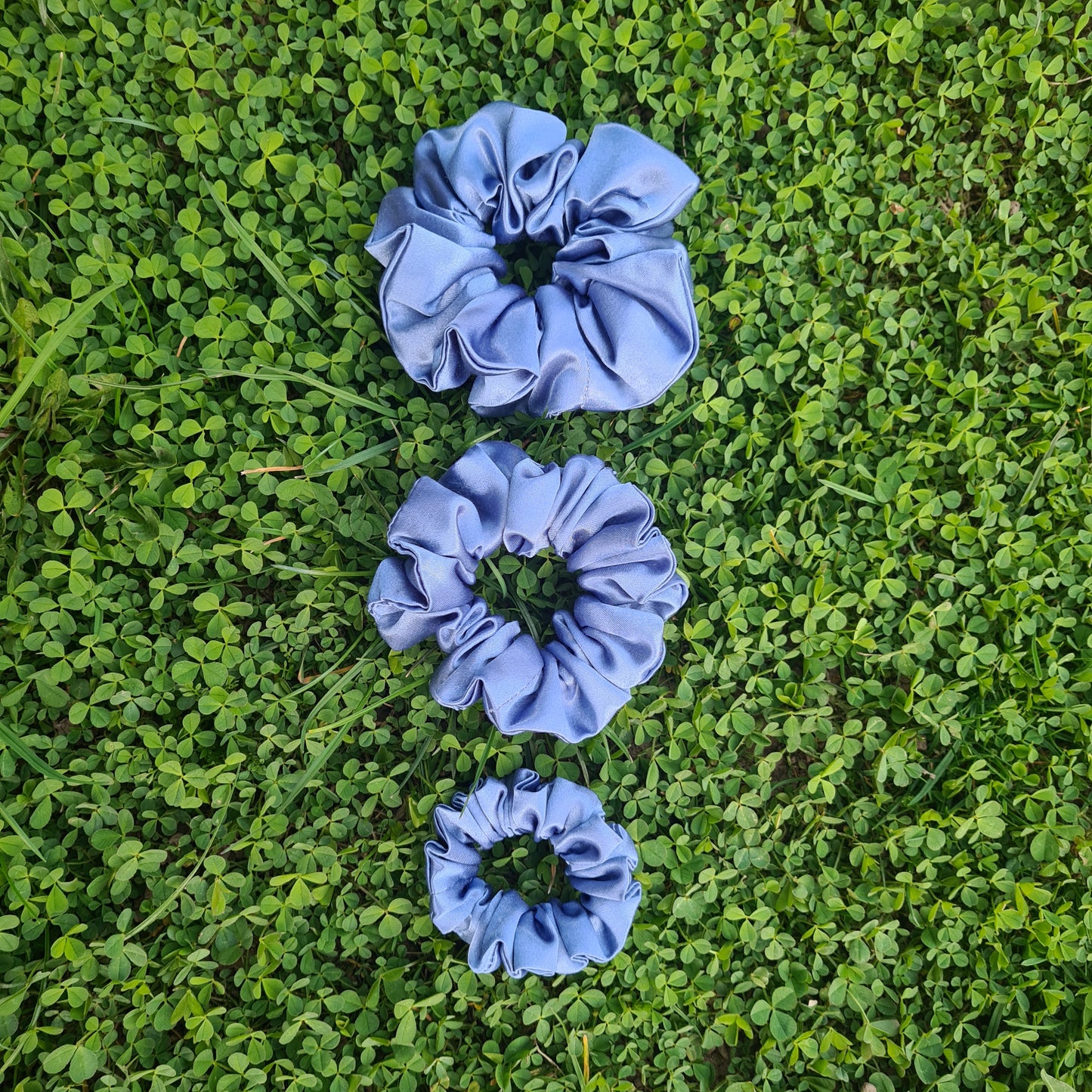 Saténové gumičky do vlasov scrunchie – bledomodrá, veľká stredná malá, pohľad spredu