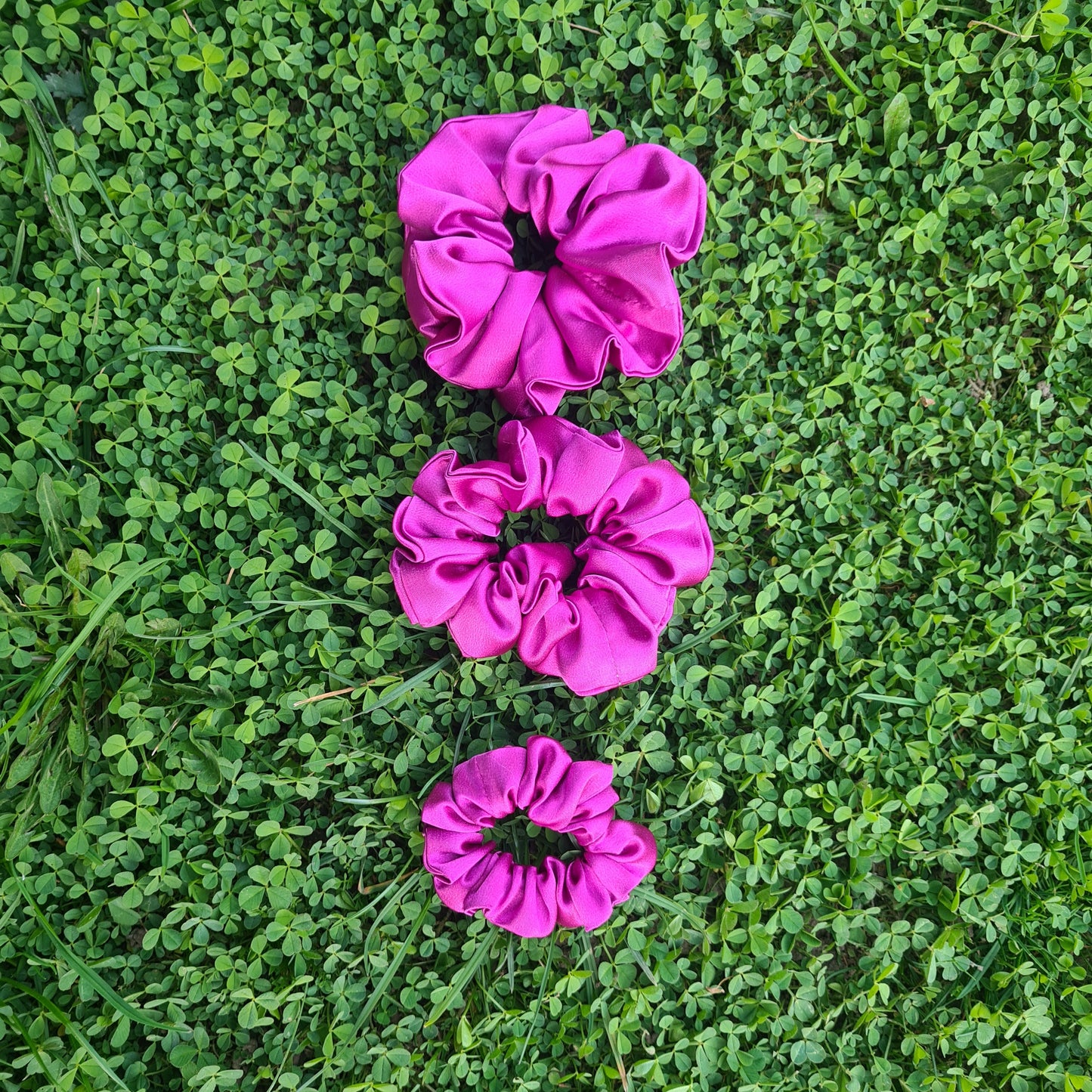 Saténové gumičky do vlasov scrunchie – fuchsia, veľká stredná malá, pohľad spredu