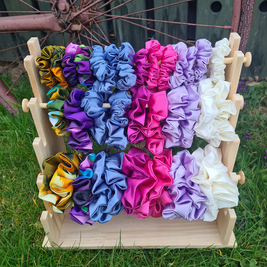 Saténové gumičky do vlasov scrunchie – výber farieb, rôzne veľkosti na stojane, pohľad spredu