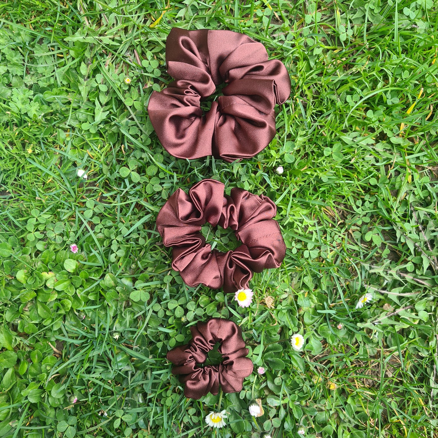 Saténové gumičky do vlasov scrunchie – hnedá, veľká stredná malá, pohľad spredu